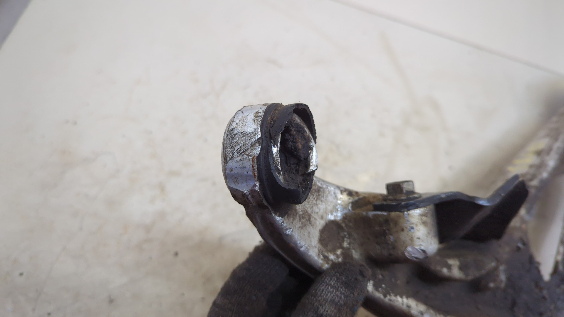 Рычаг передний правый