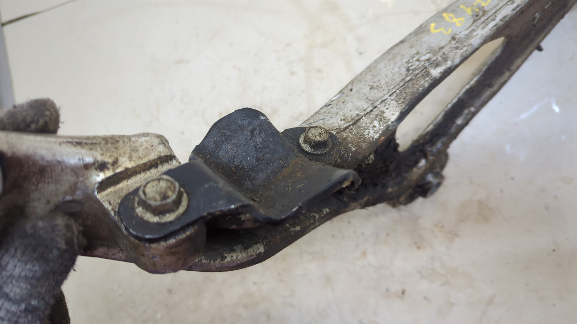 Рычаг передний правый