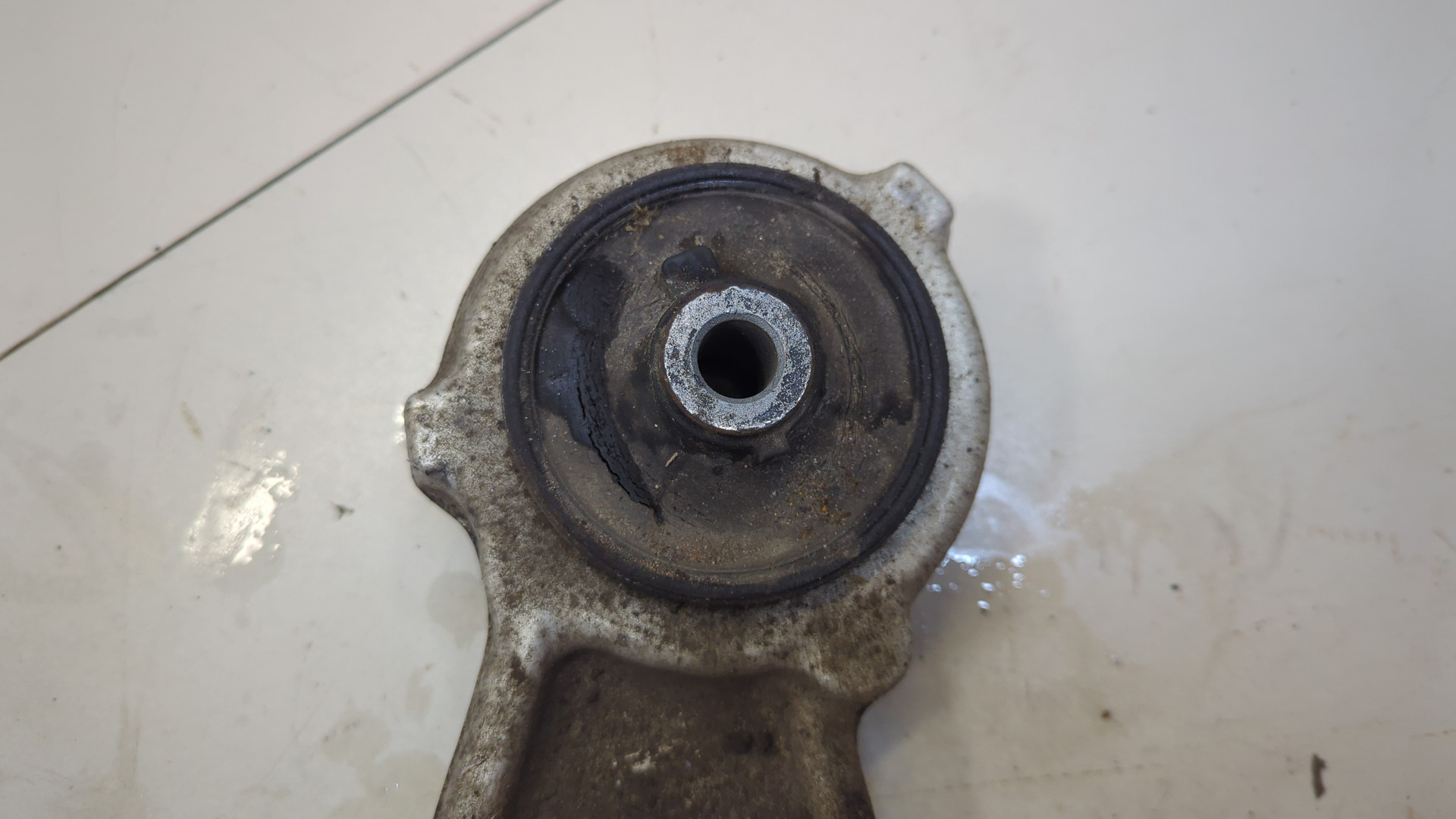 Рычаг передний правый