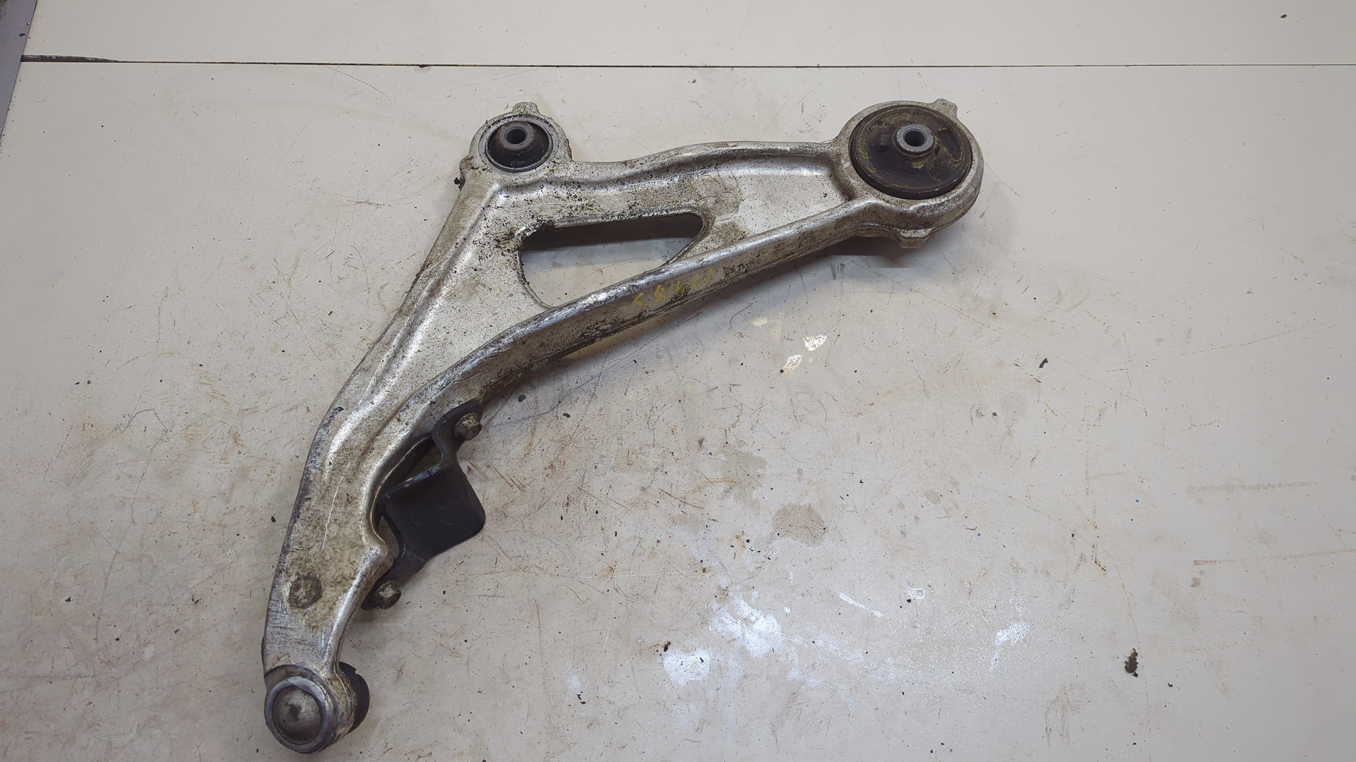 Рычаг передний правый