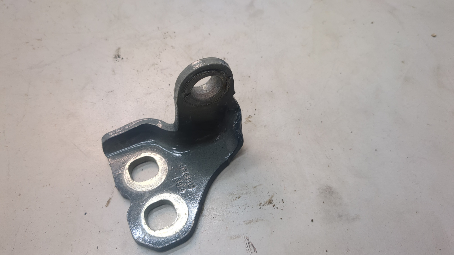 Петля двери