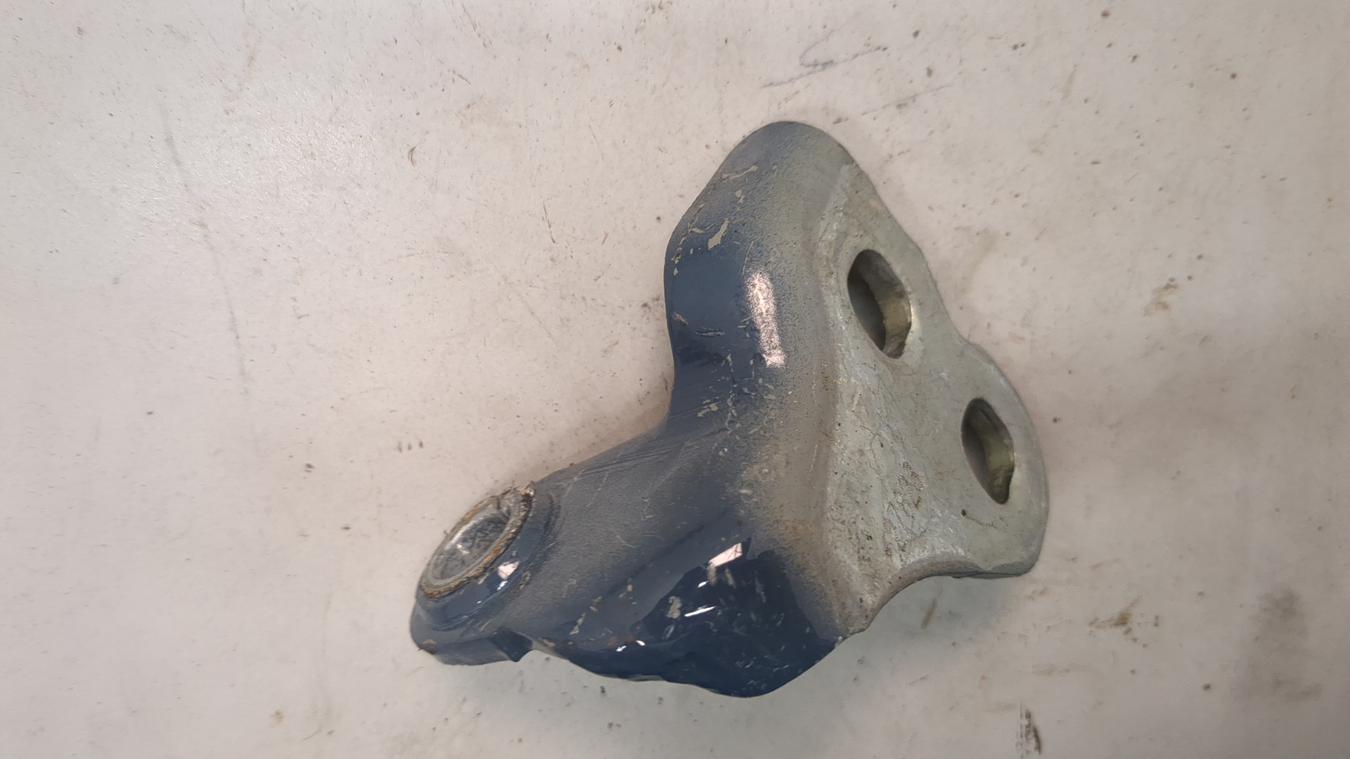 Петля двери