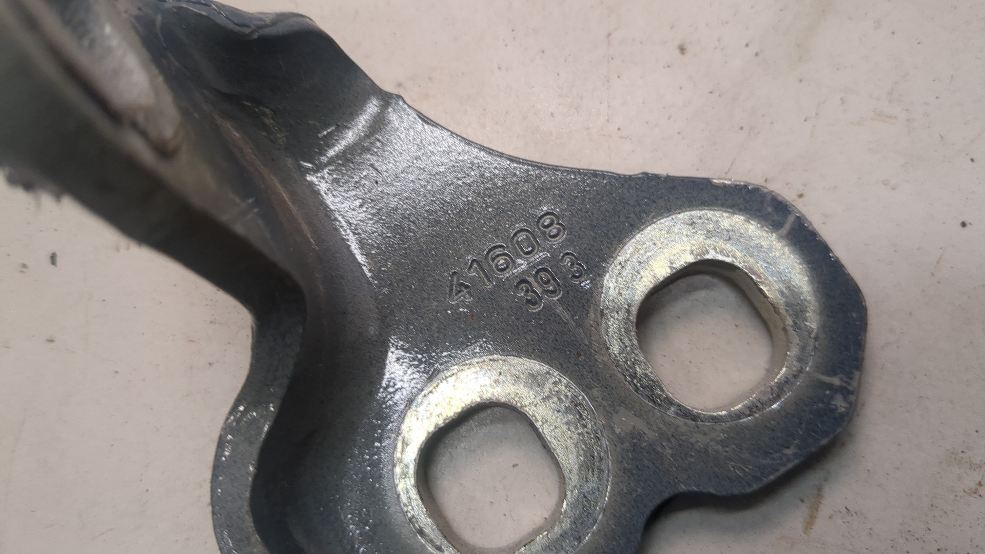 Петля двери