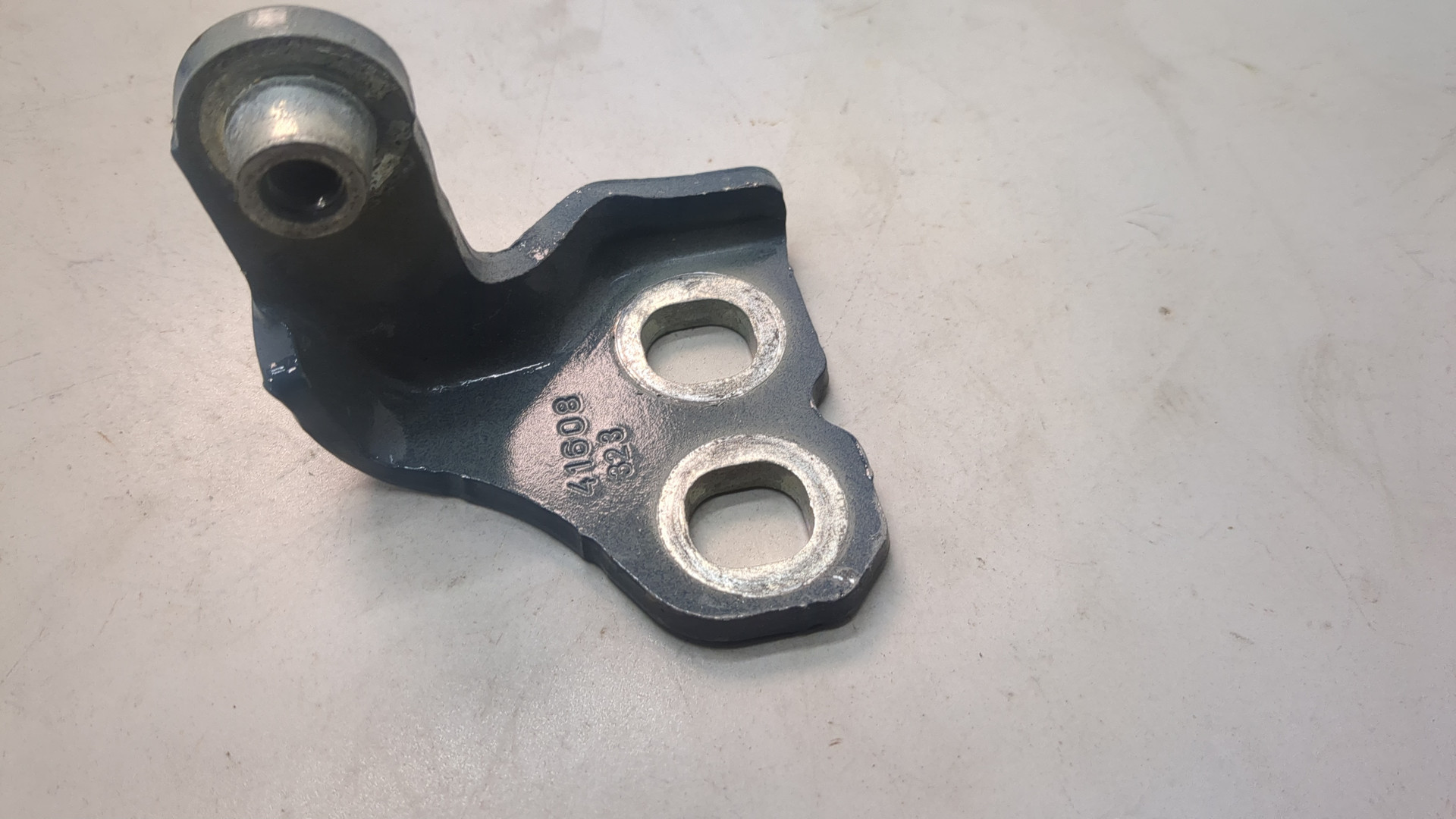 Петля двери