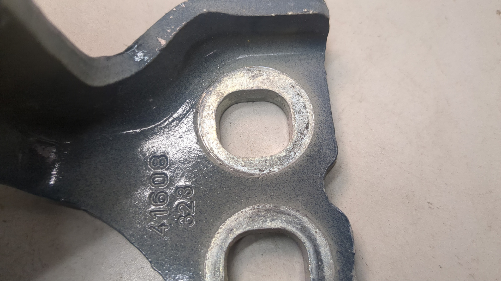 Петля двери