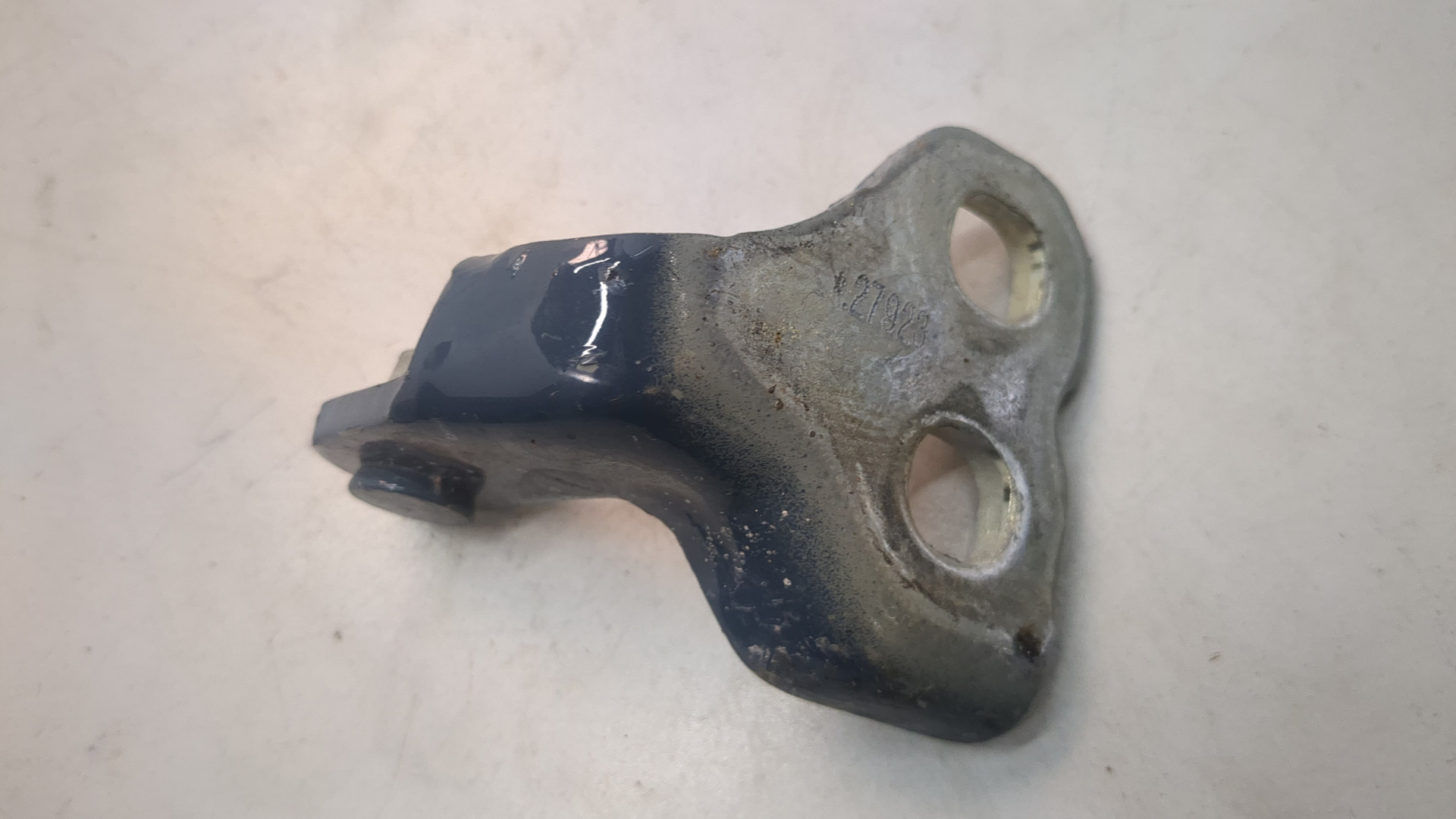 Петля двери