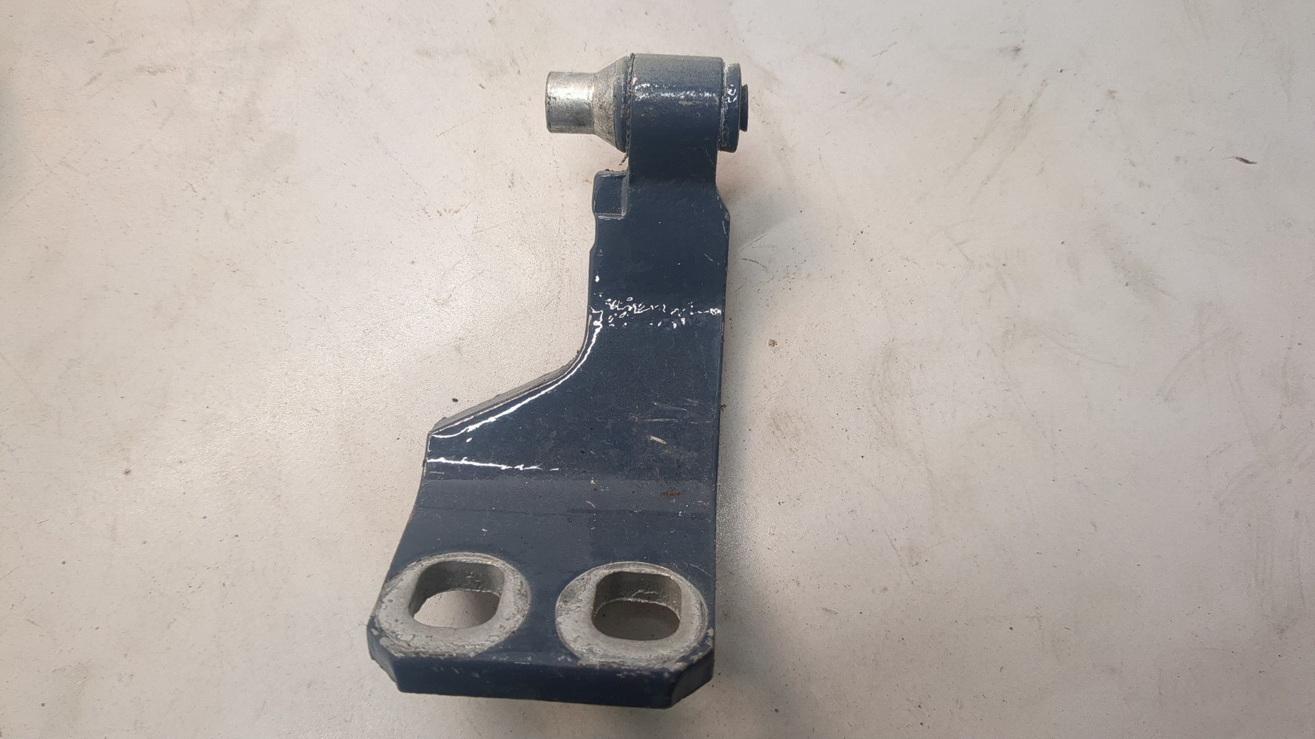 Петля двери