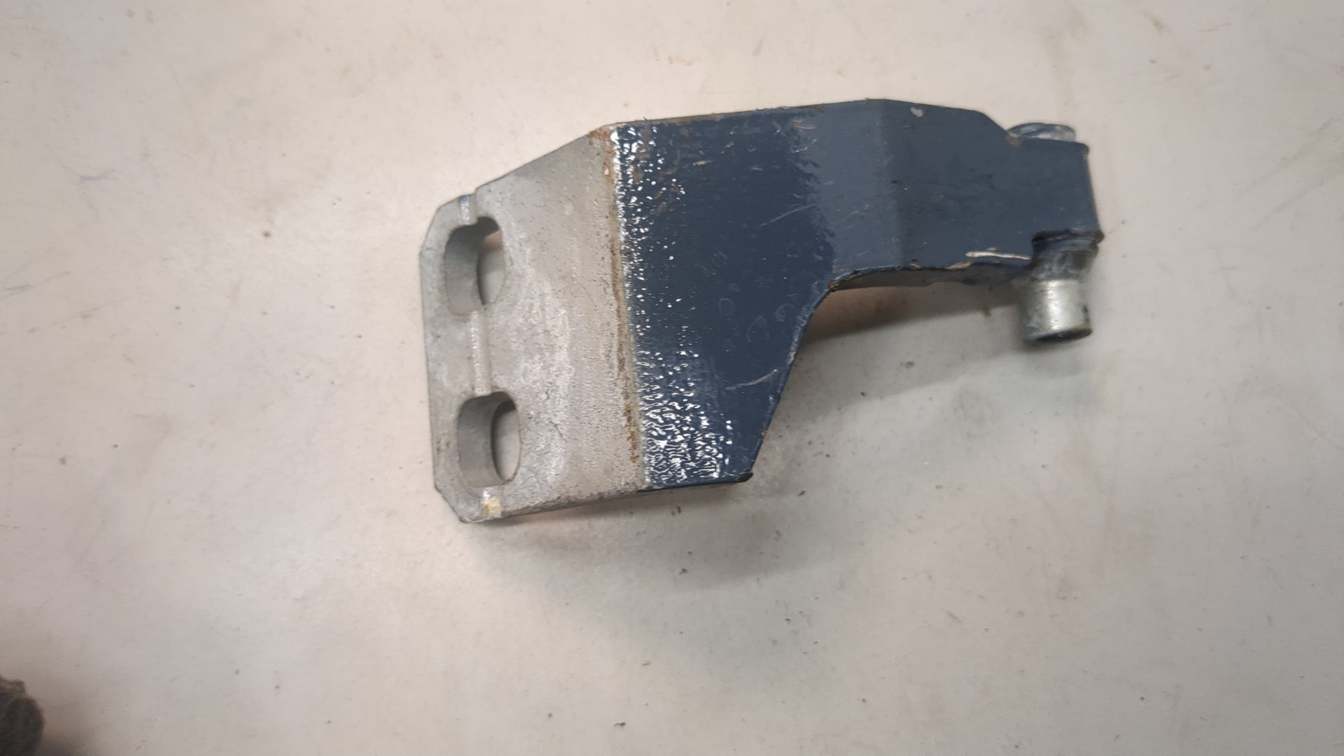 Петля двери