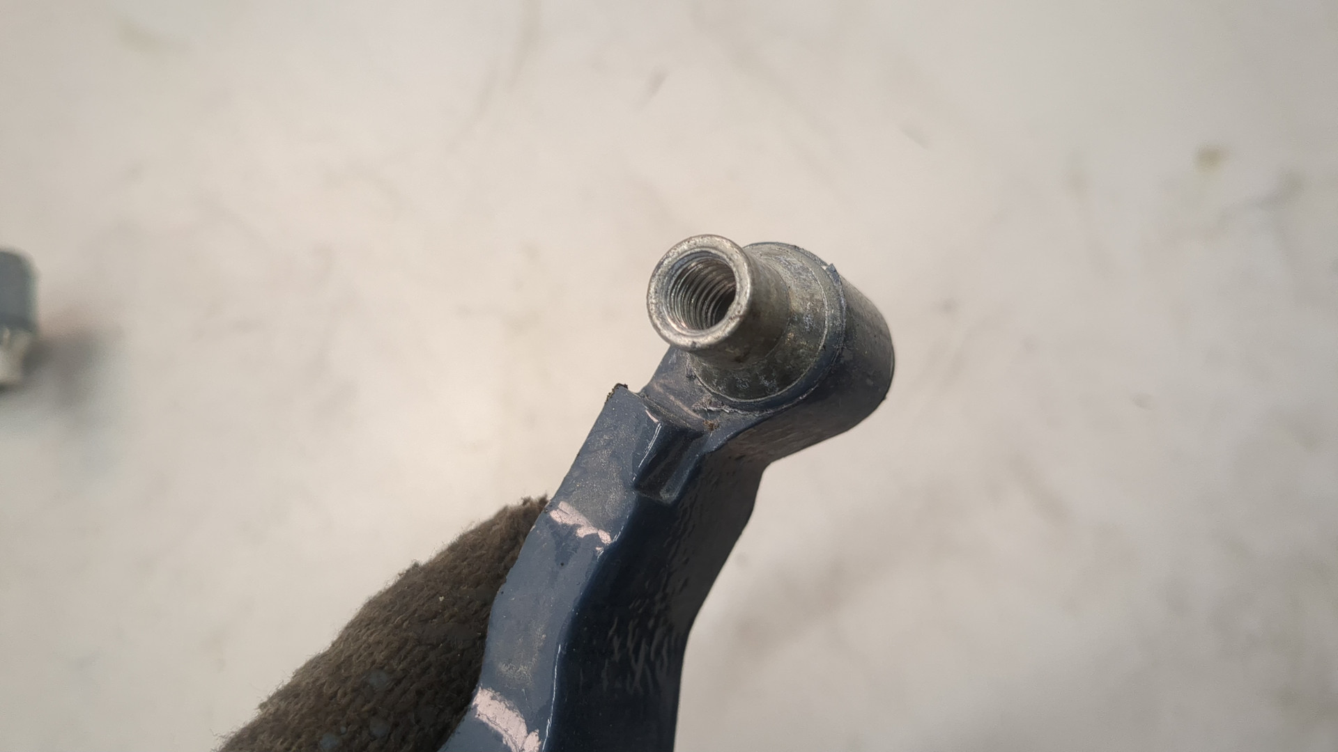 Петля двери