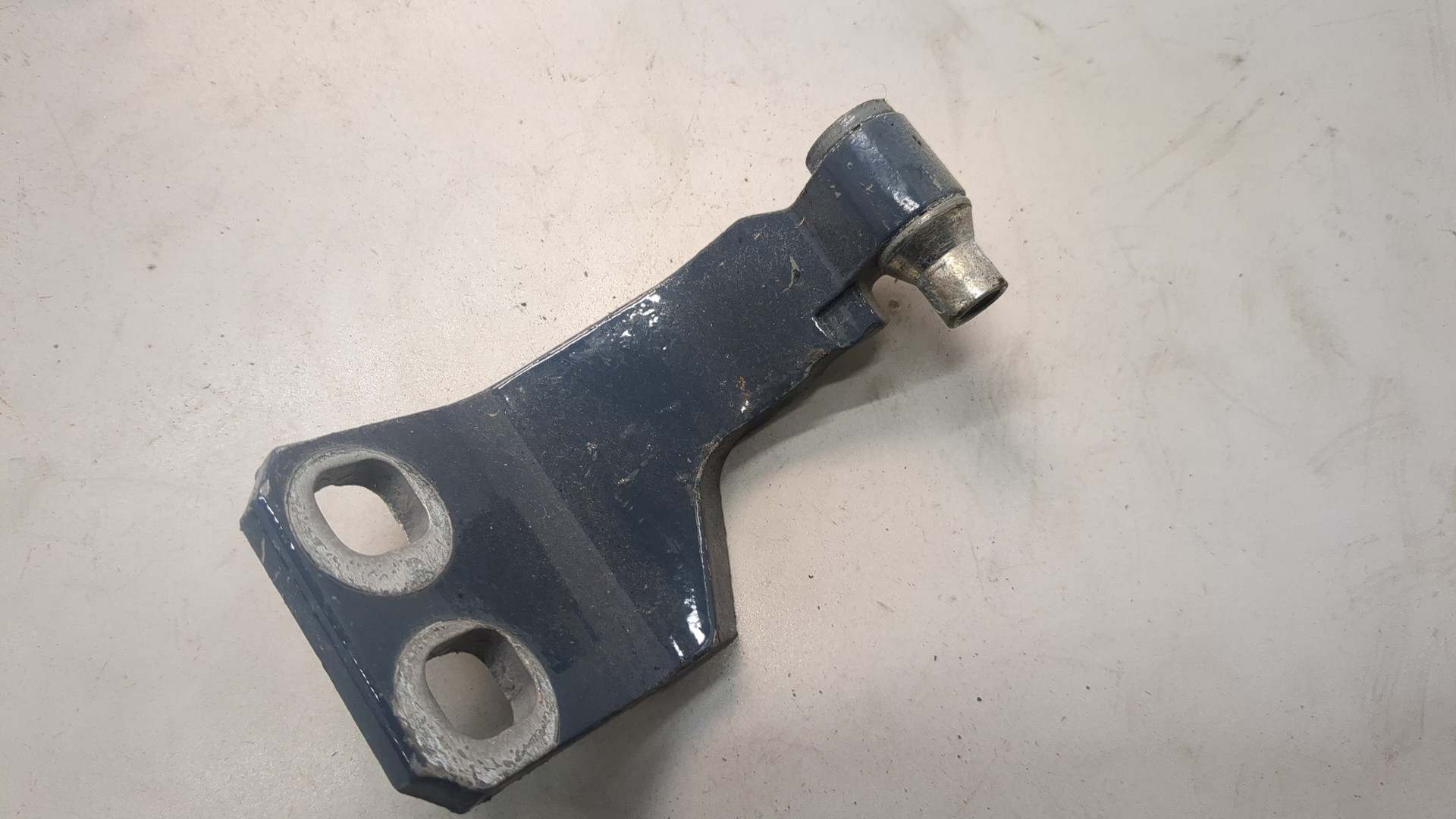 Петля двери