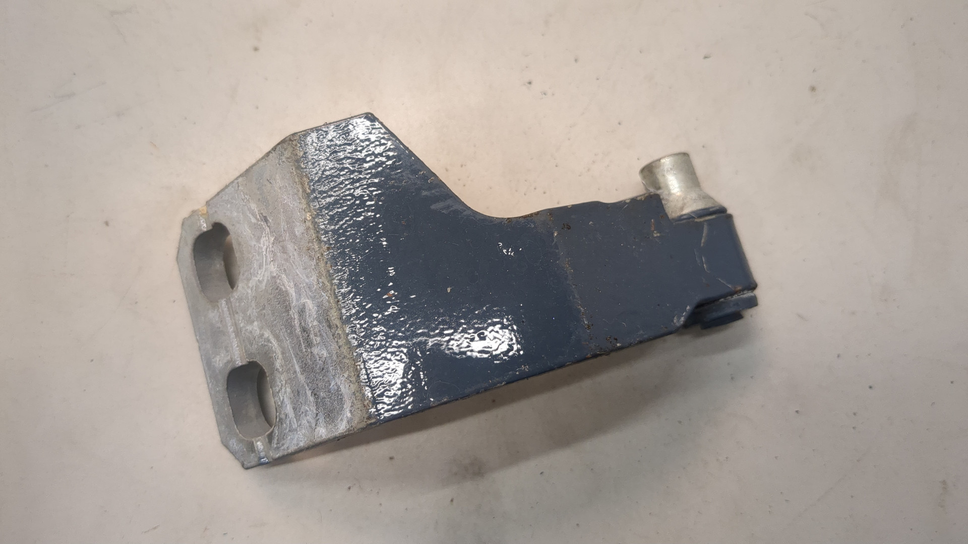 Петля двери