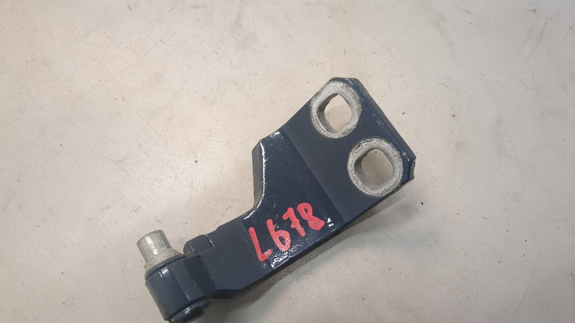 Петля двери