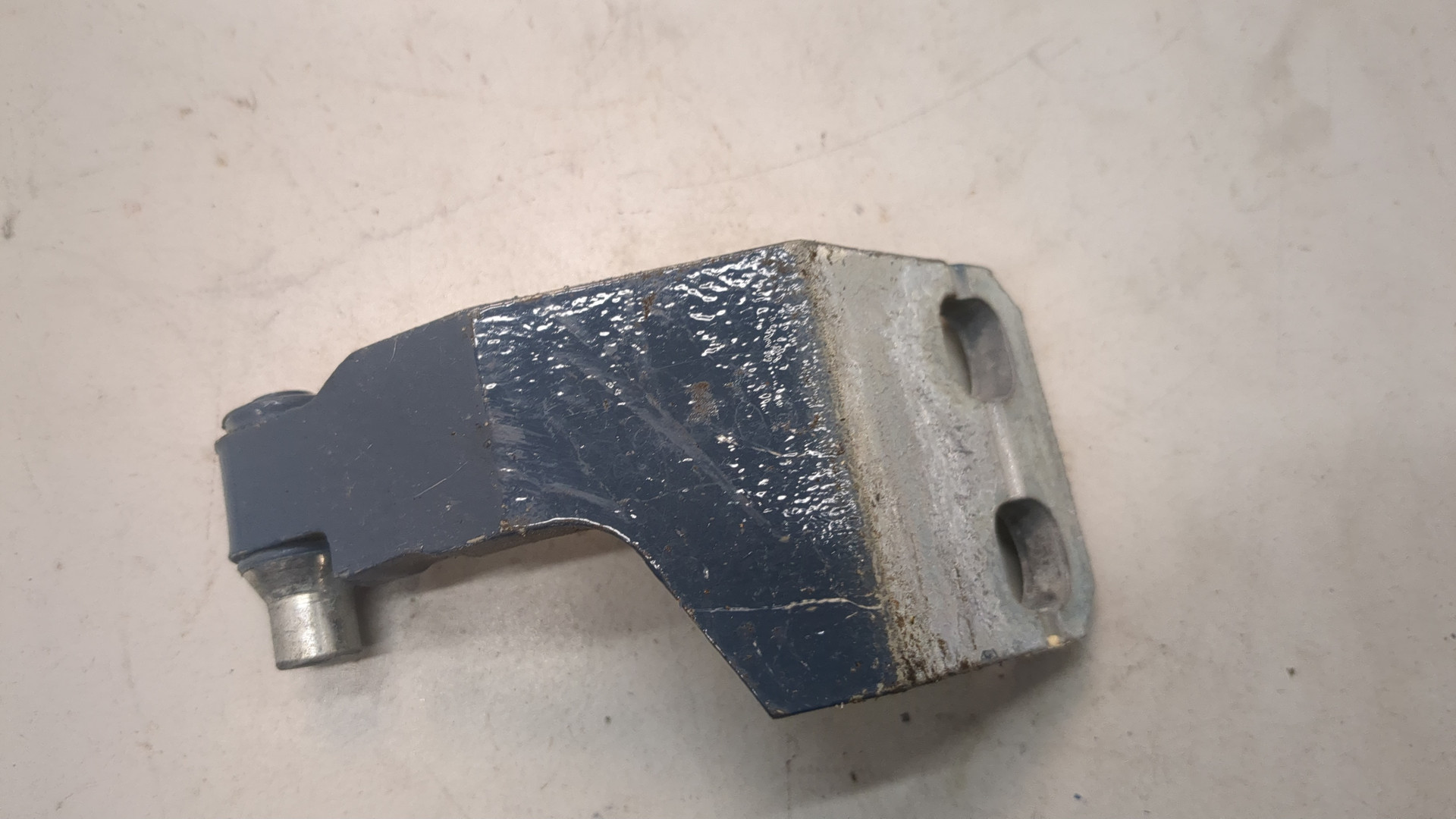 Петля двери