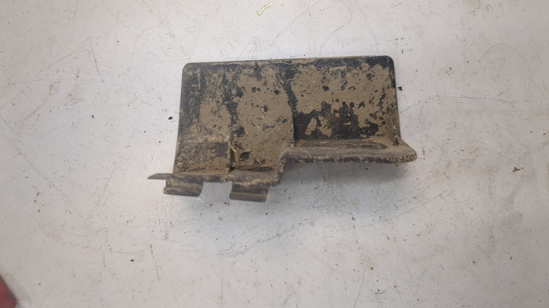 Брызговик задний левый