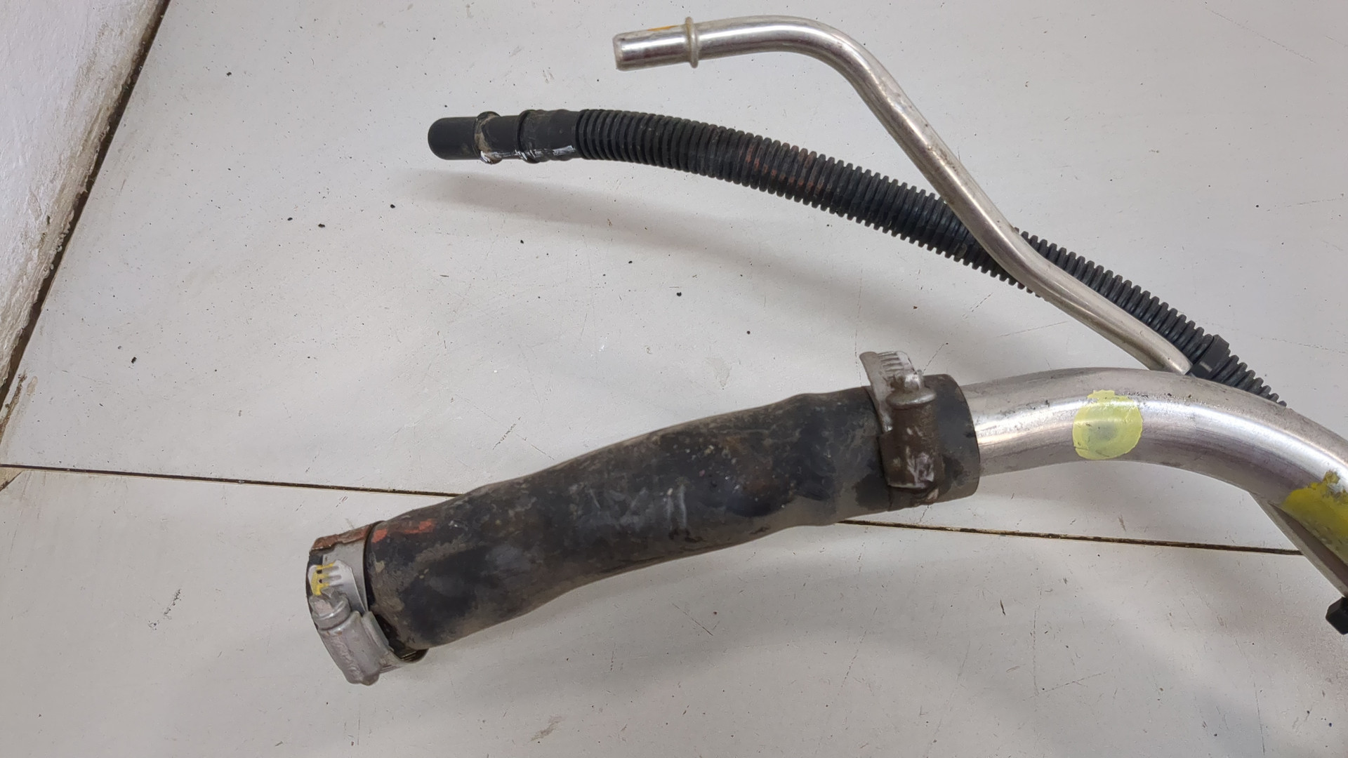 Горловина топливного бака