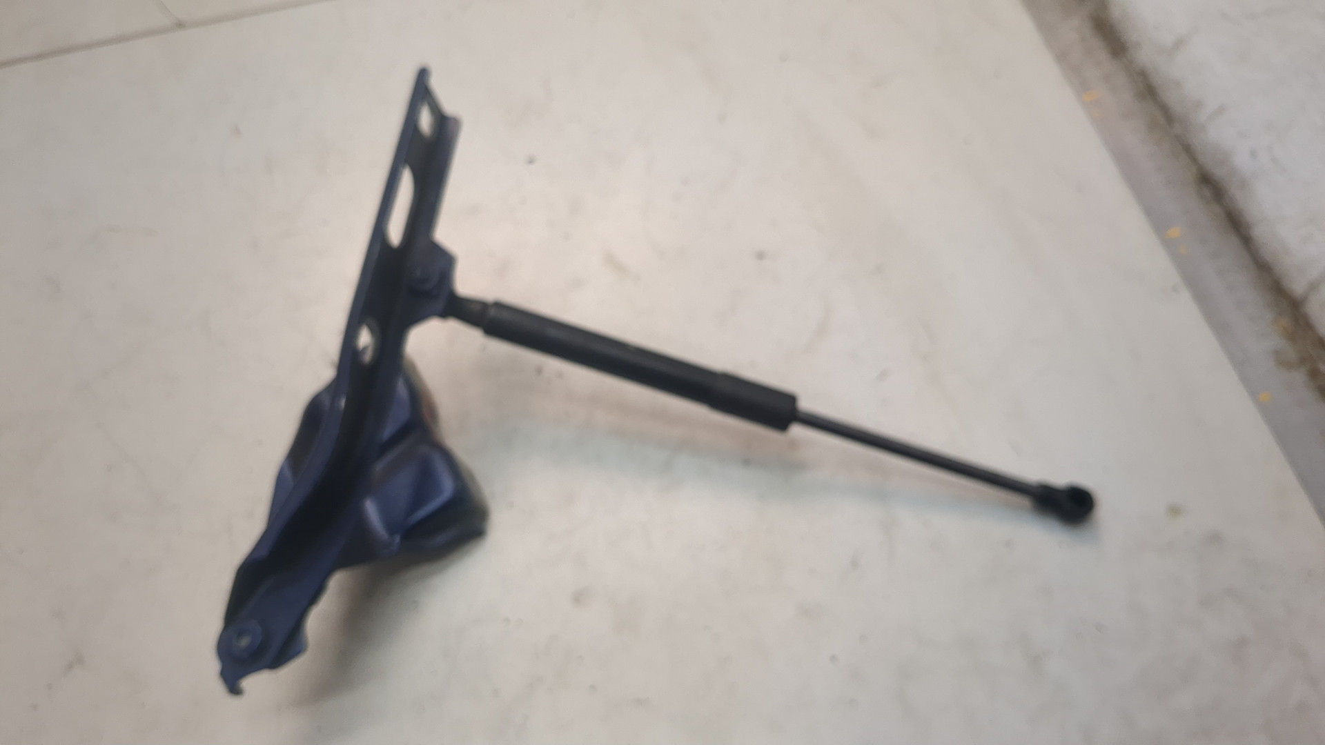 Петля капота левая