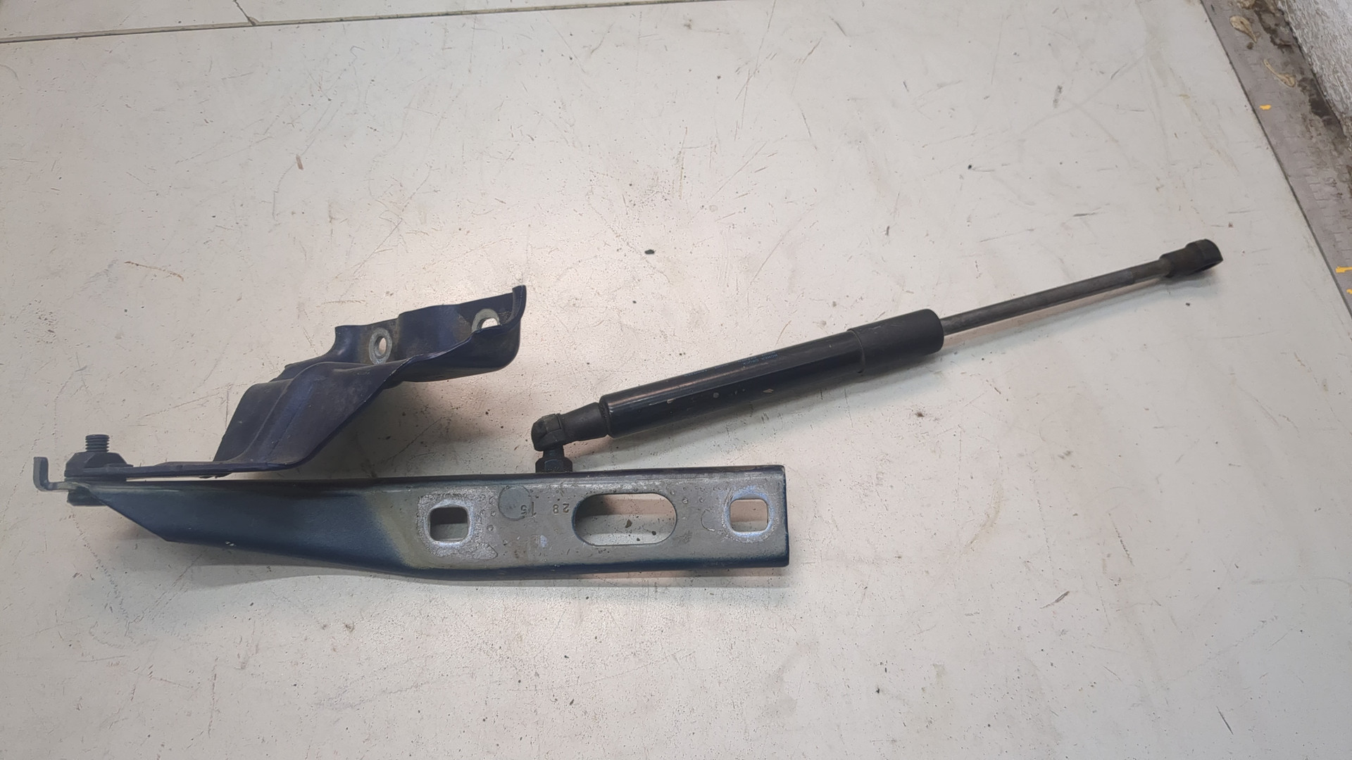 Петля капота левая