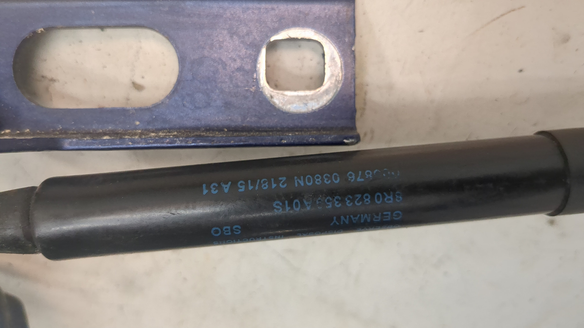 Петля капота левая