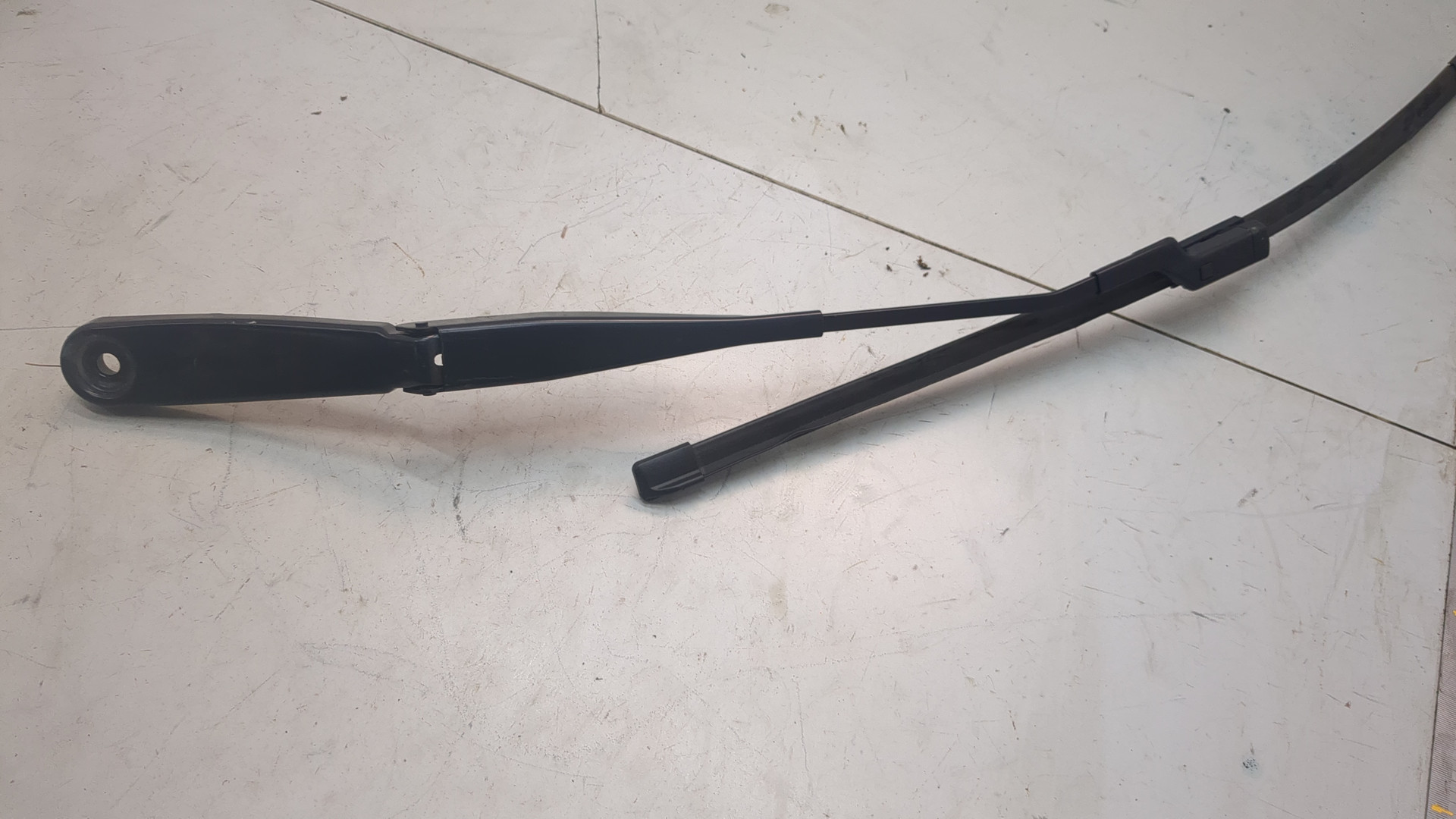 Поводок стеклоочистителя передний правый