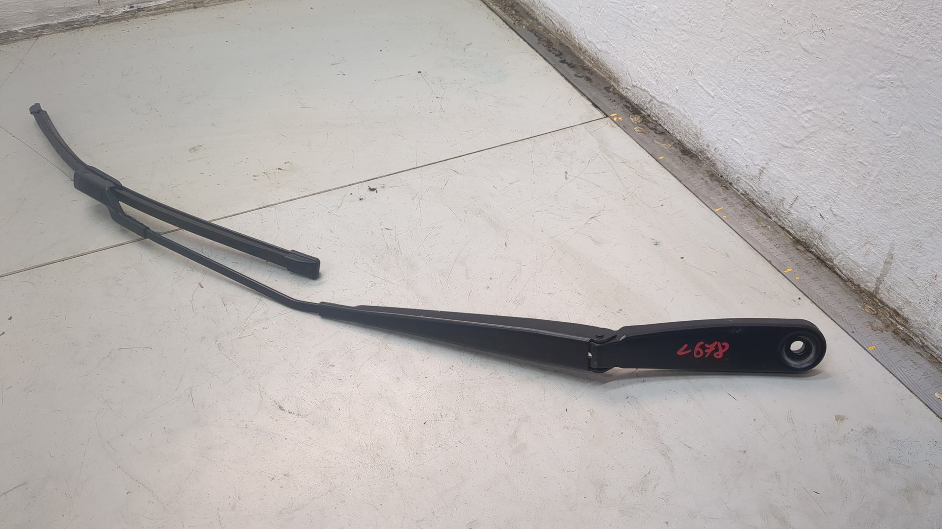 Поводок стеклоочистителя передний левый