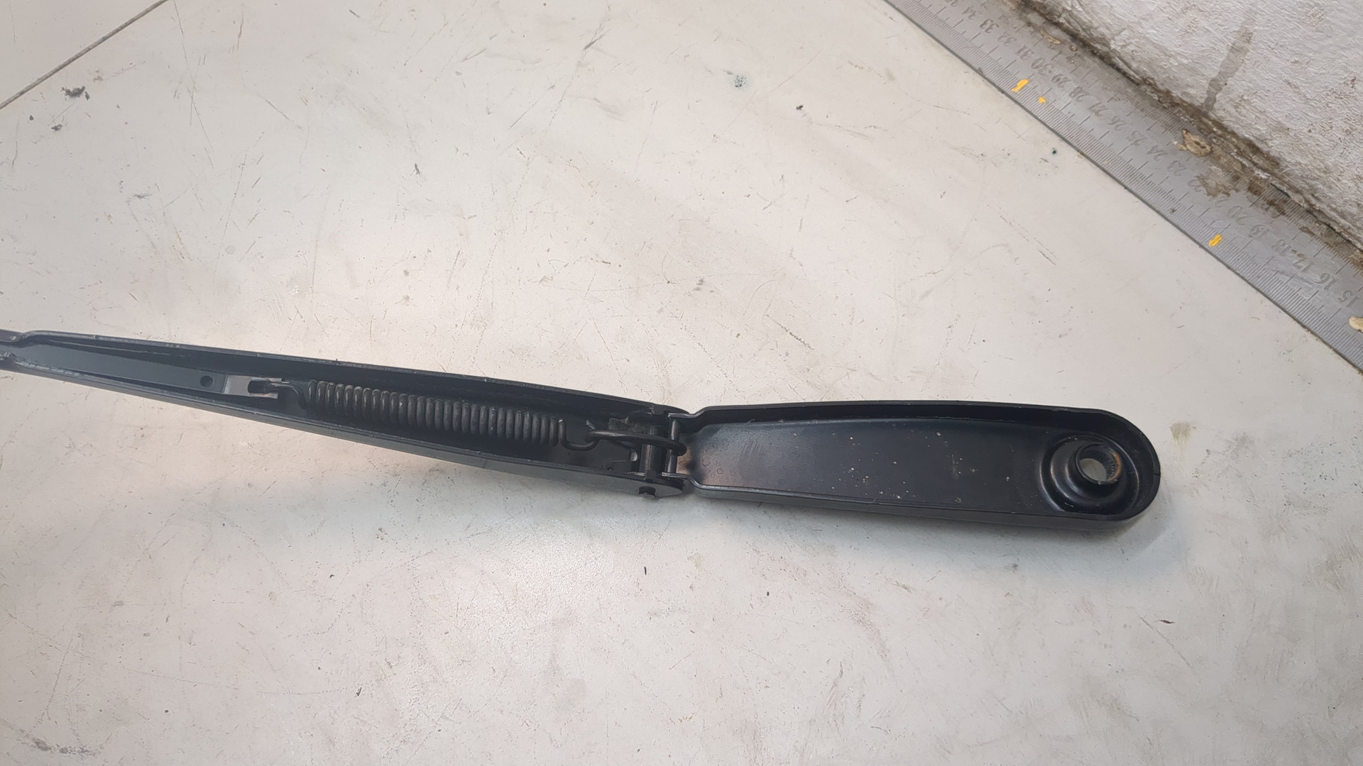 Поводок стеклоочистителя передний левый