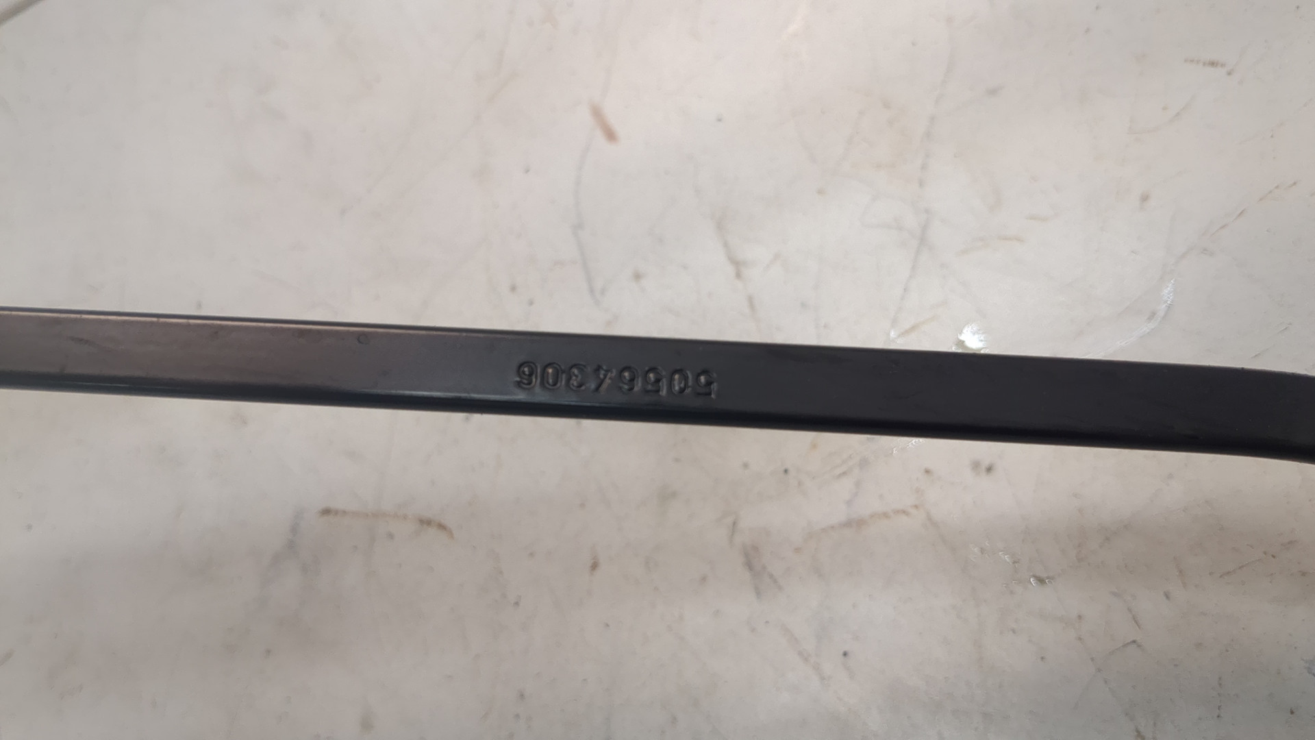 Поводок стеклоочистителя передний левый