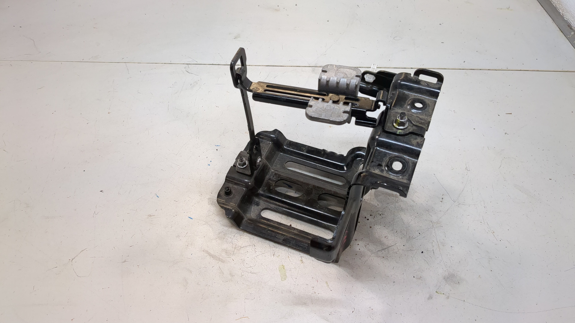 Площадка под аккумулятор (АКБ)