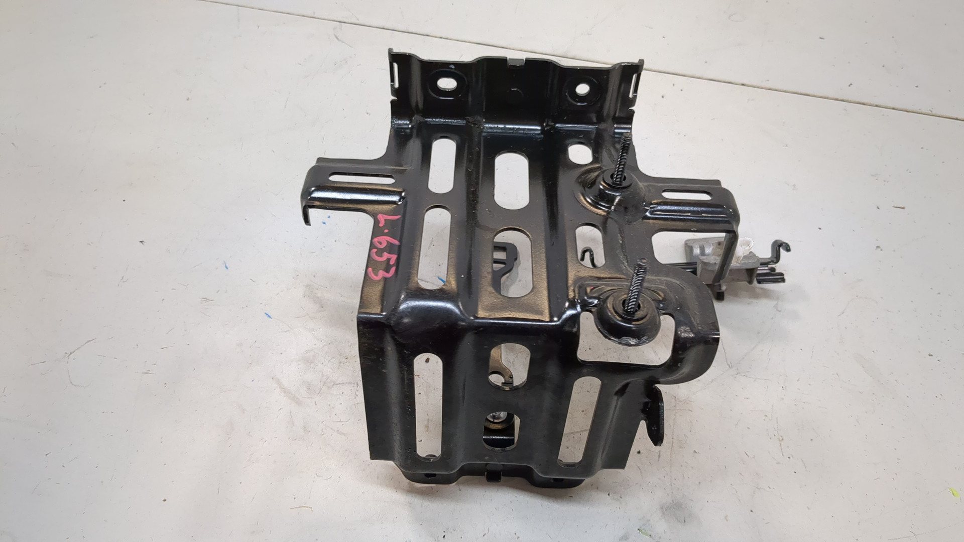 Площадка под аккумулятор (АКБ)