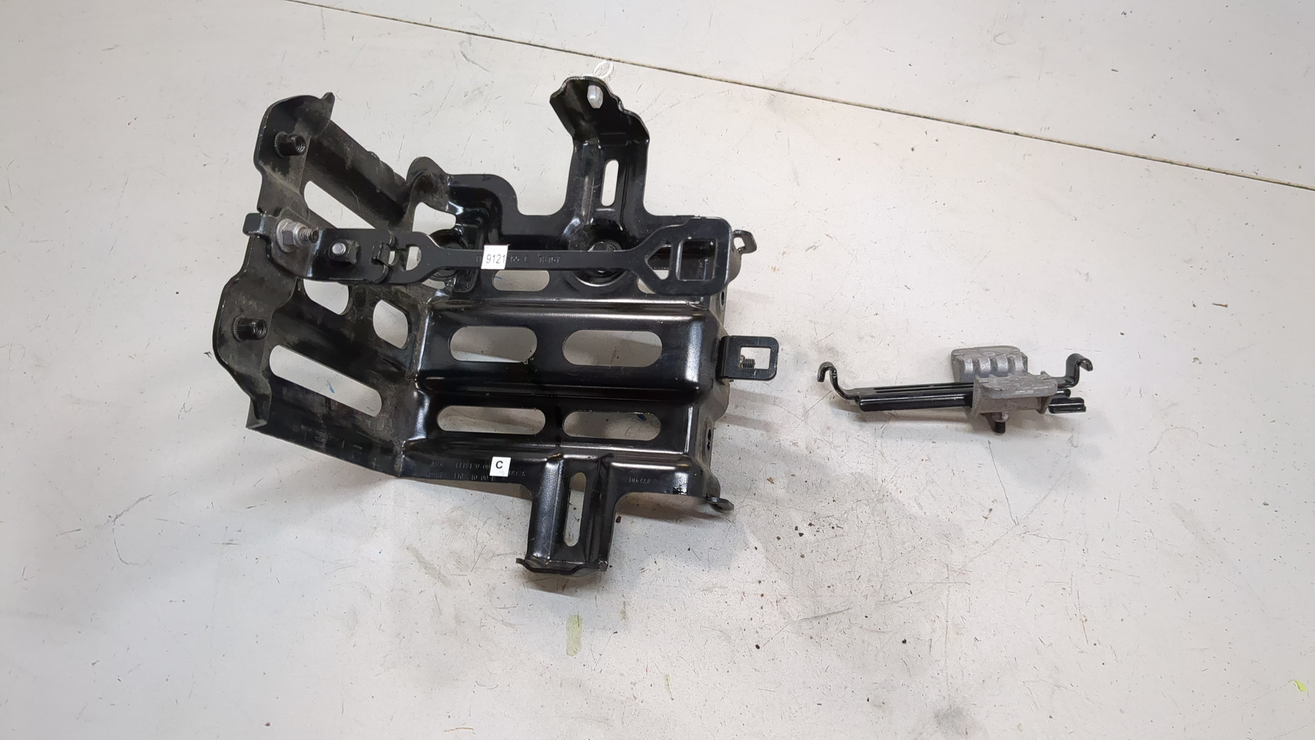 Площадка под аккумулятор (АКБ)