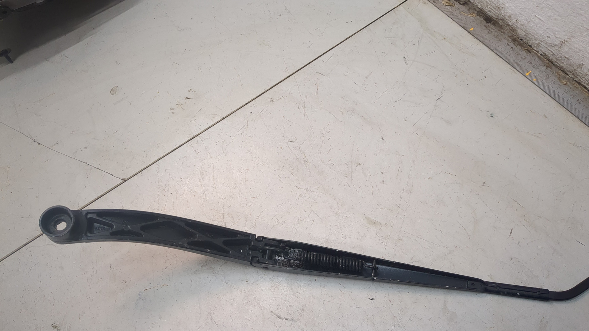 Поводок стеклоочистителя передний правый