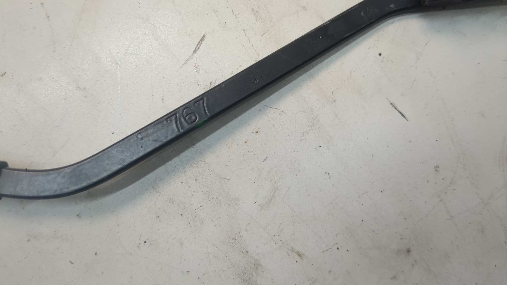 Поводок стеклоочистителя передний правый