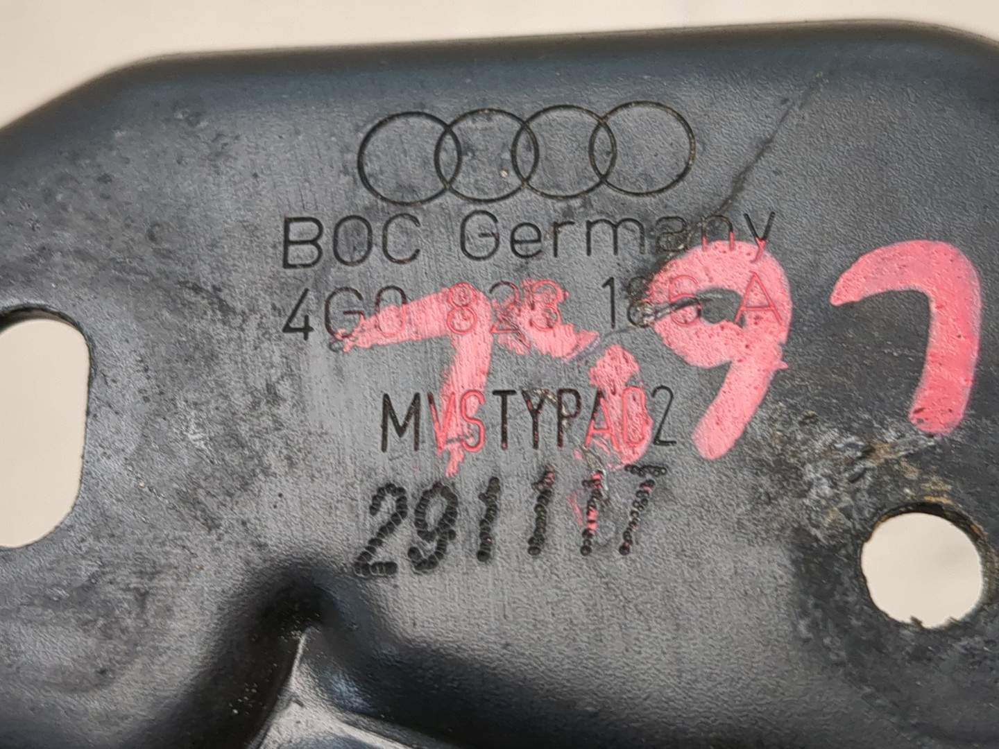 Замок капота