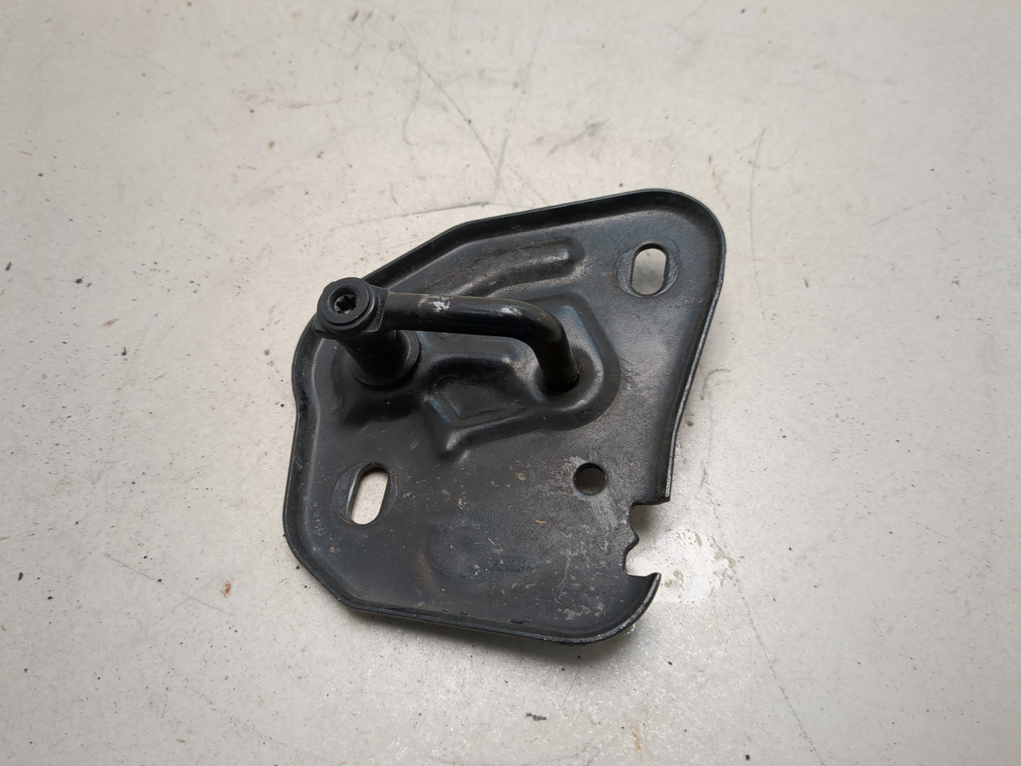 Замок капота