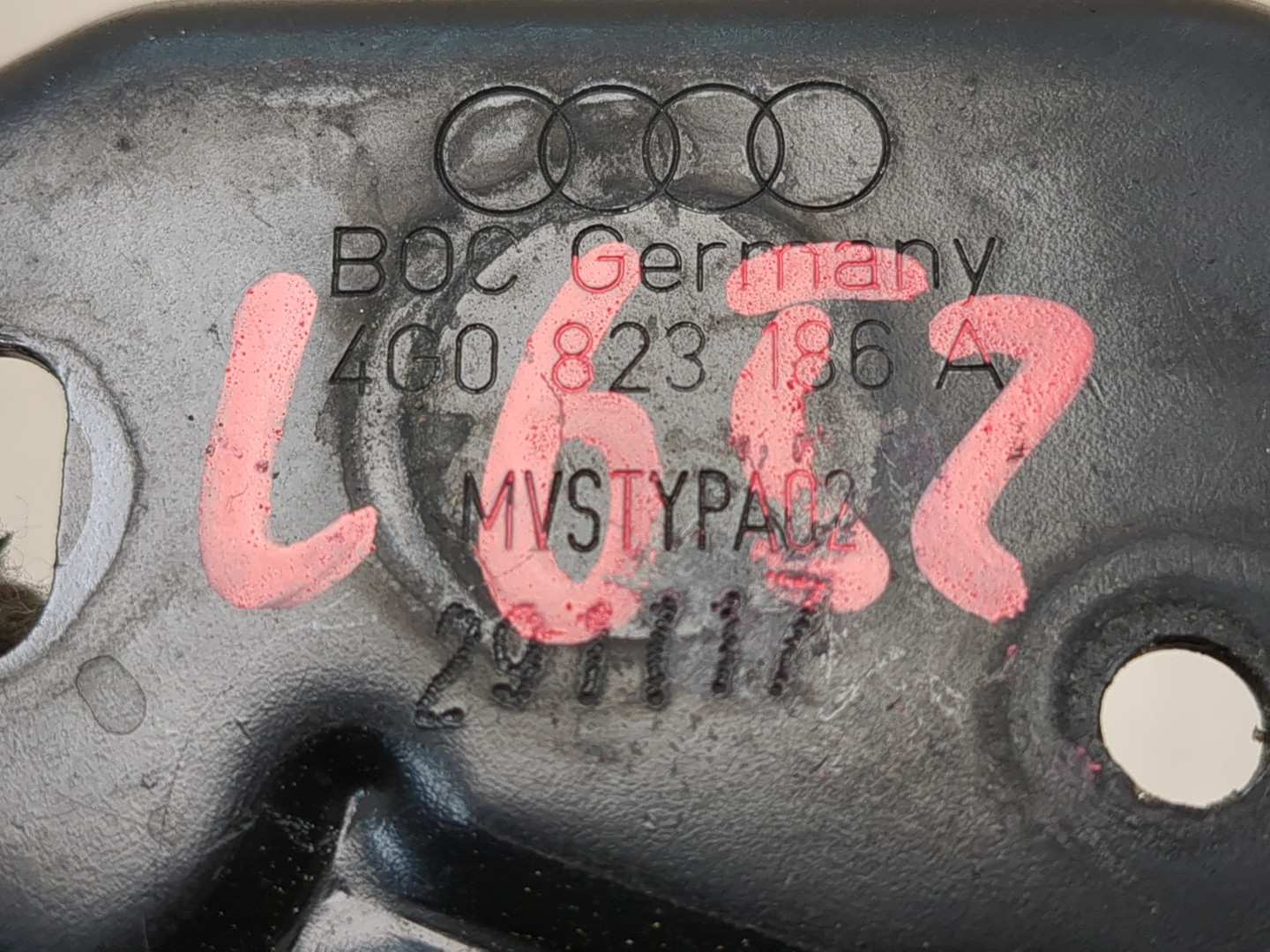 Замок капота