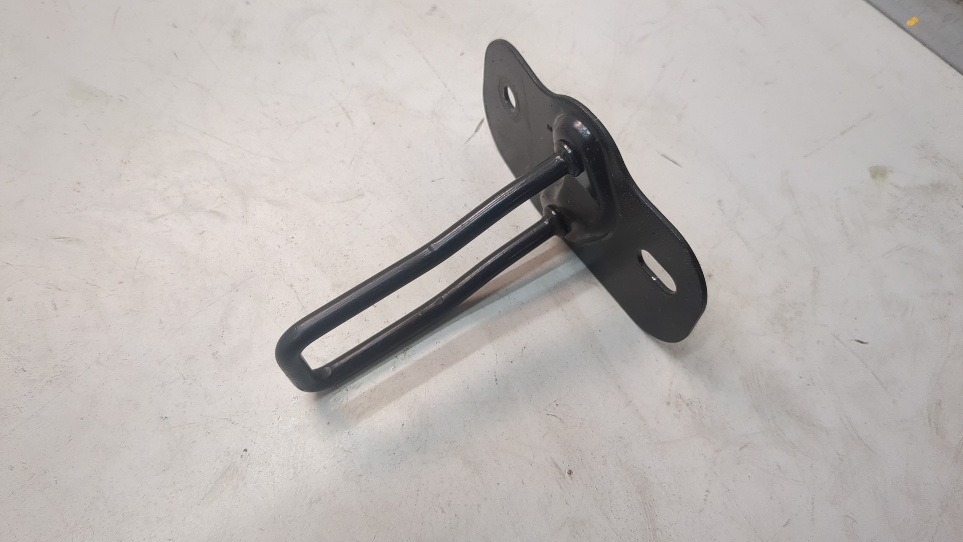 Петля капота