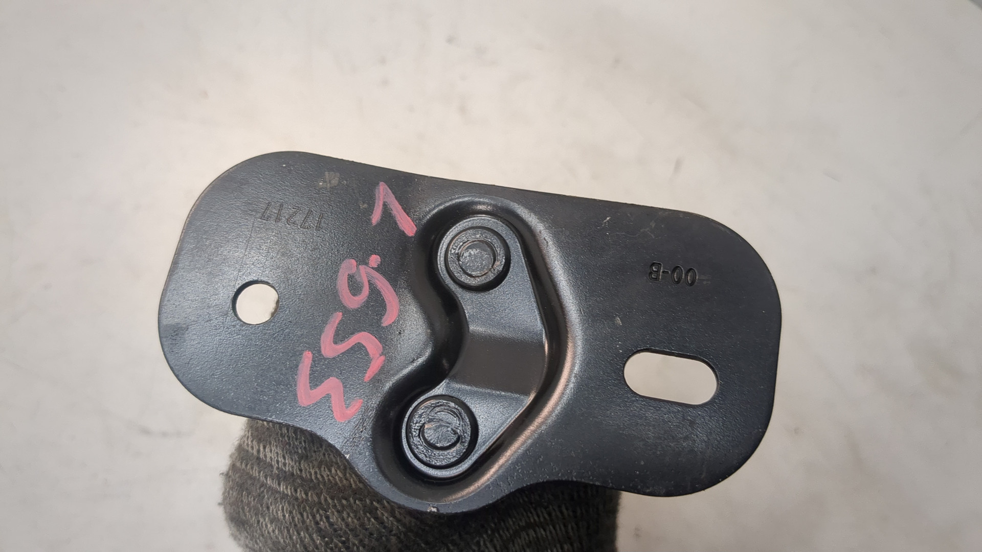 Петля капота