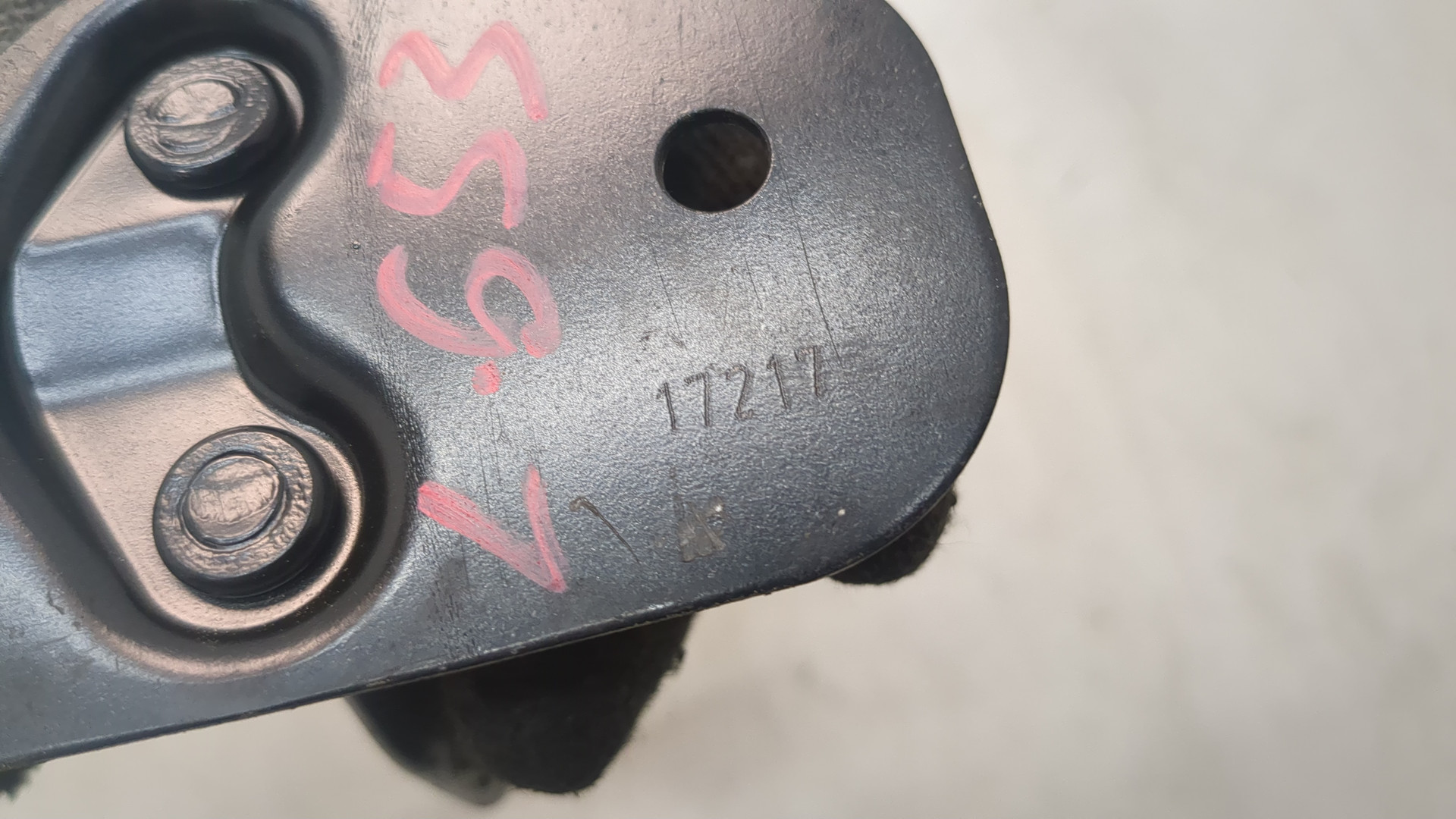 Петля капота