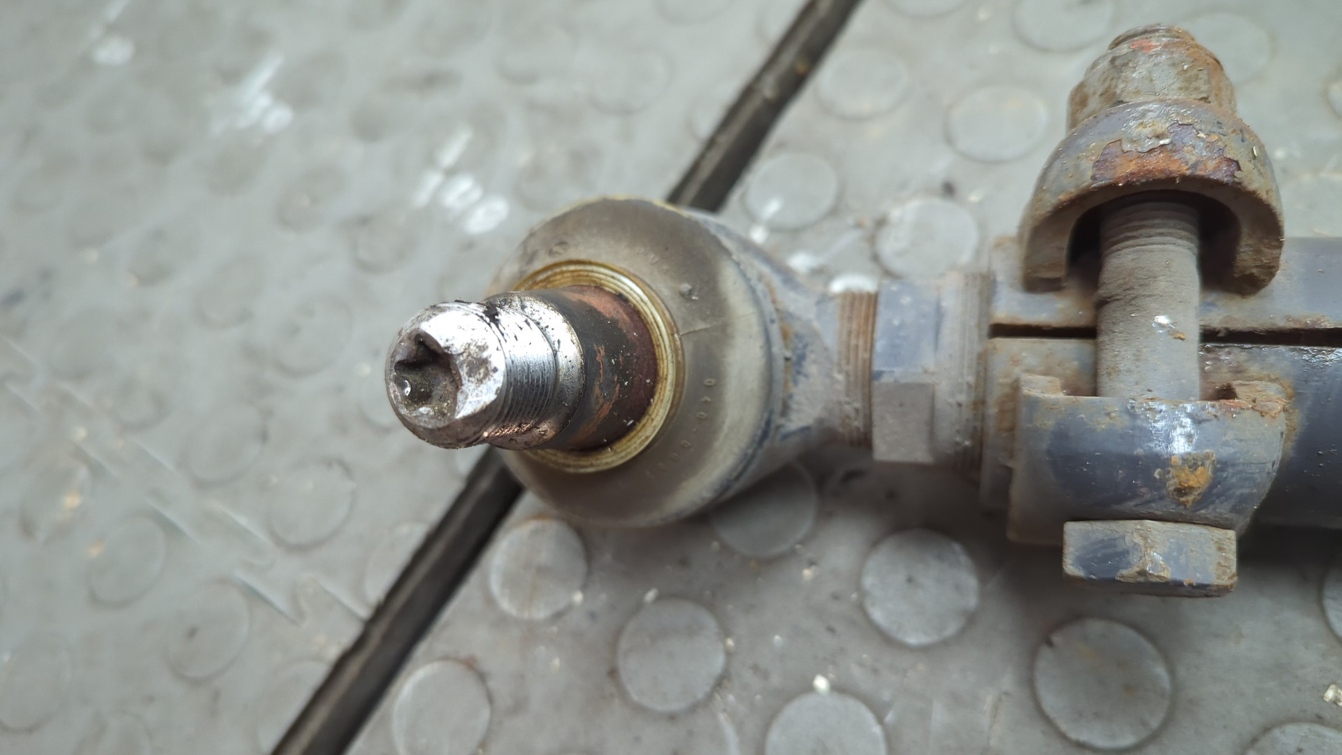 Тяга рулевая левая