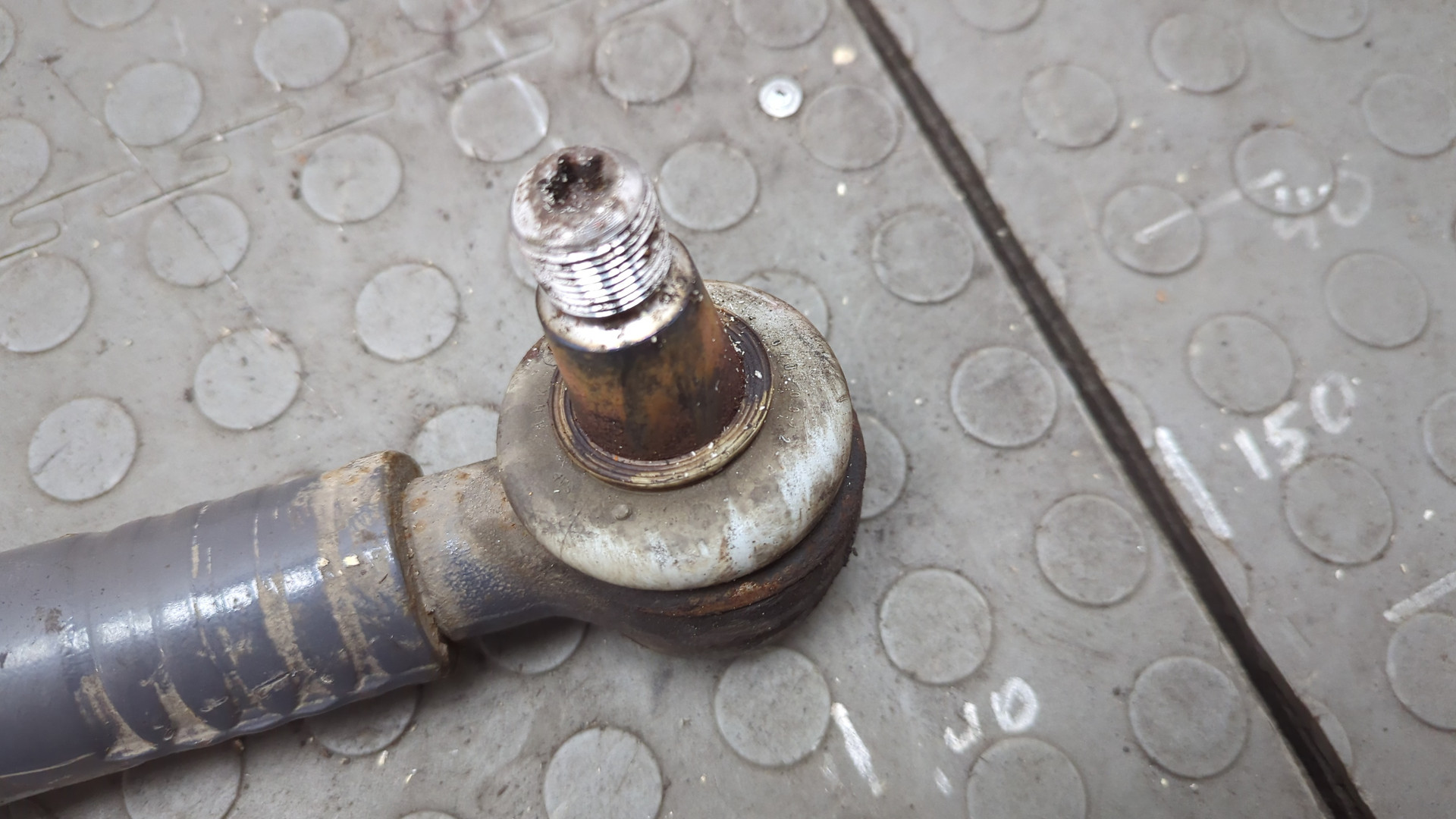 Тяга рулевая левая