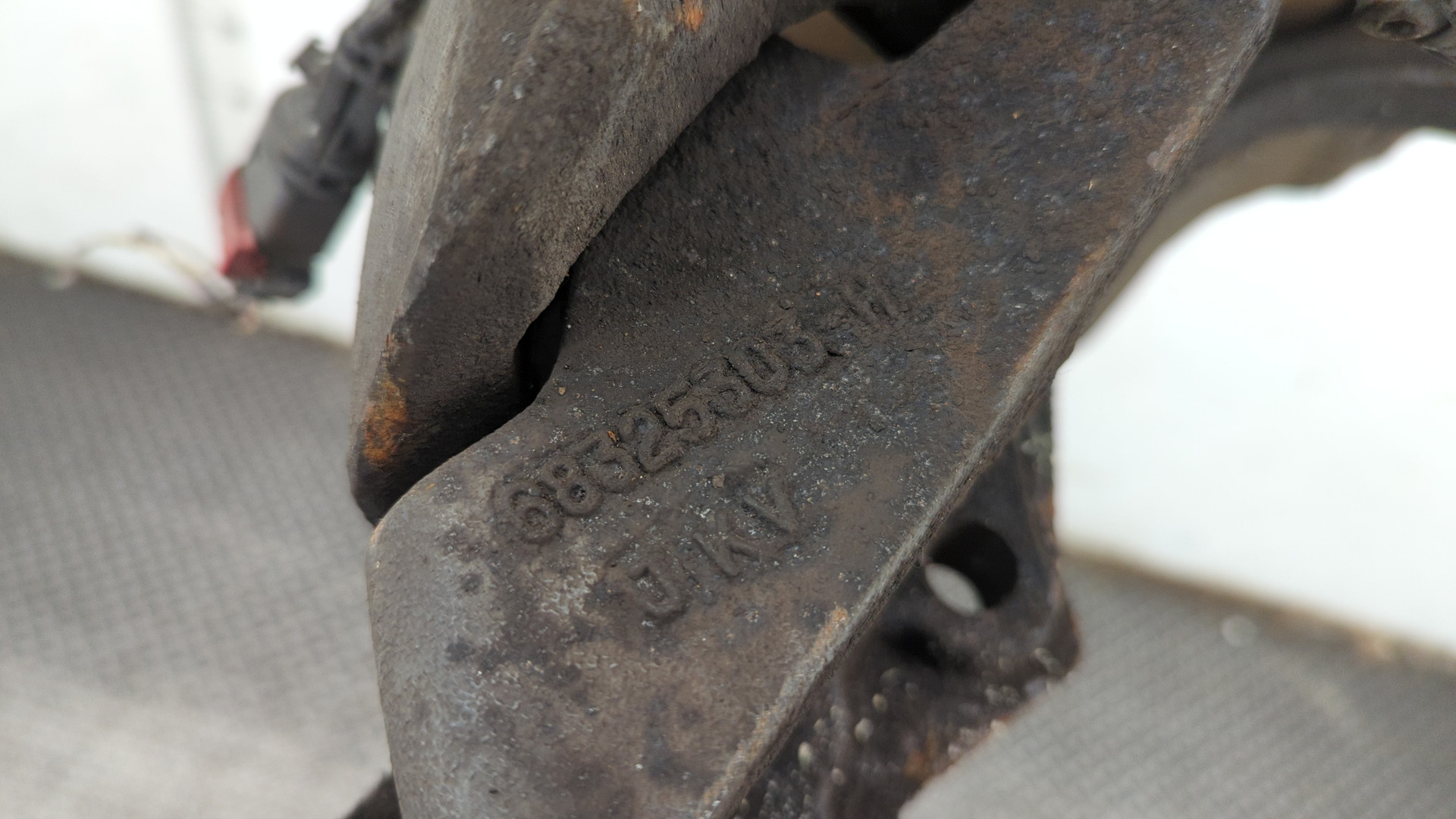 Суппорт передний левый