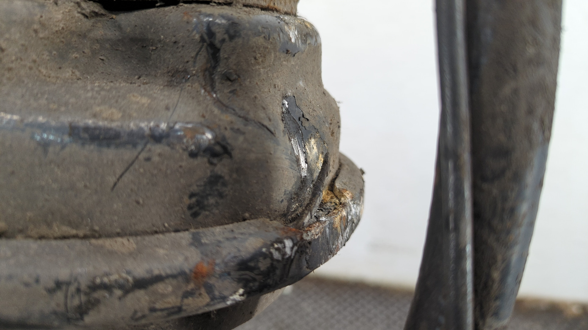 Суппорт передний левый