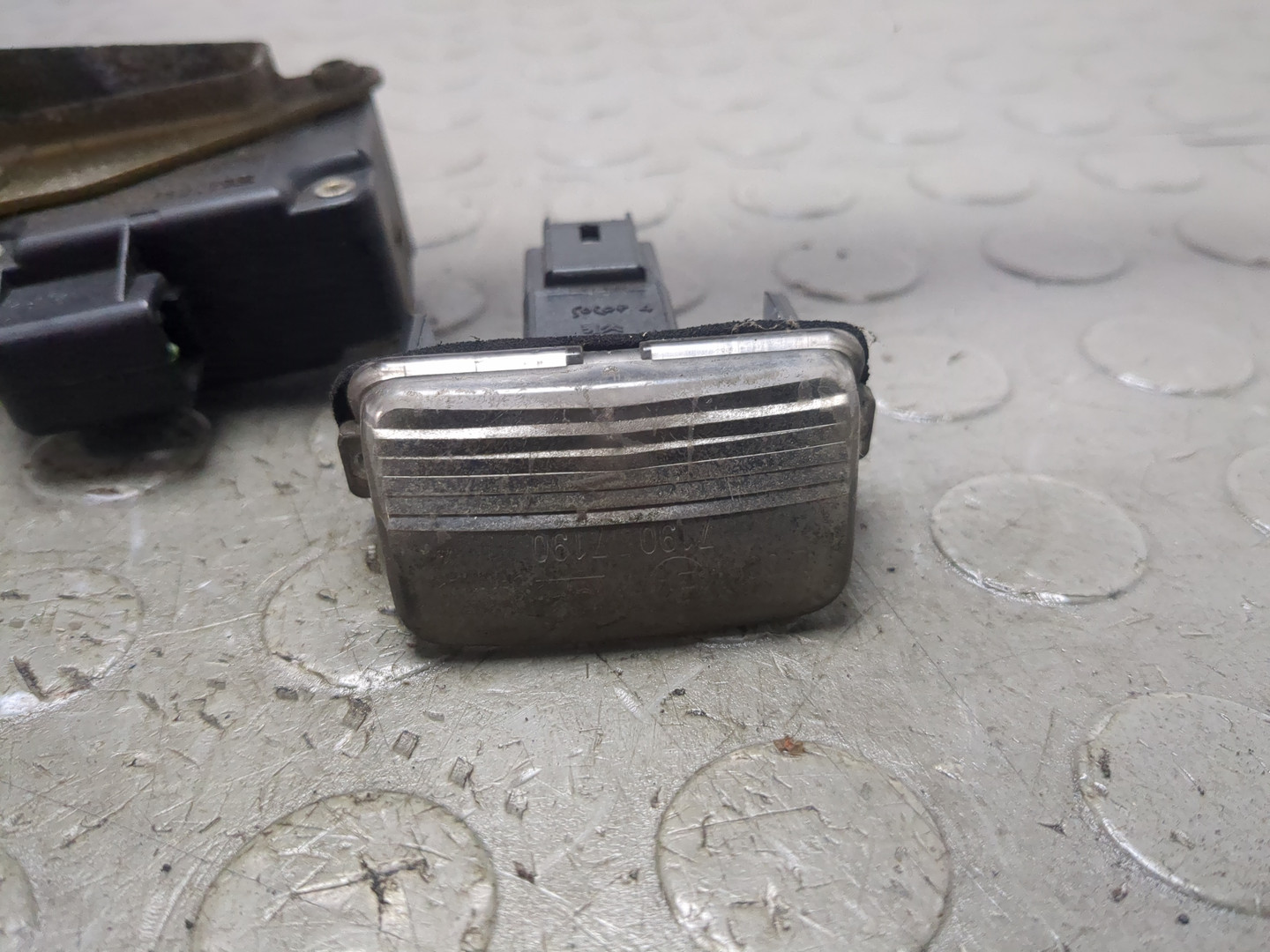 Фонарь подсветки номера