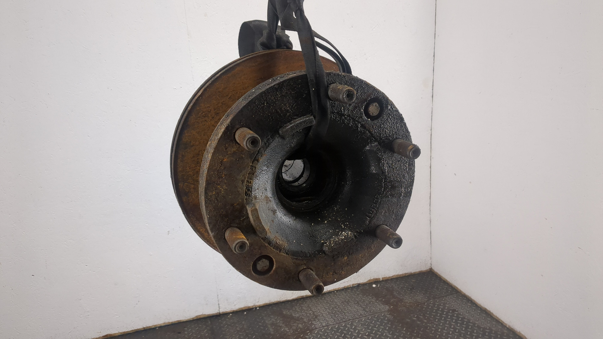 Кулак поворотный передний левый