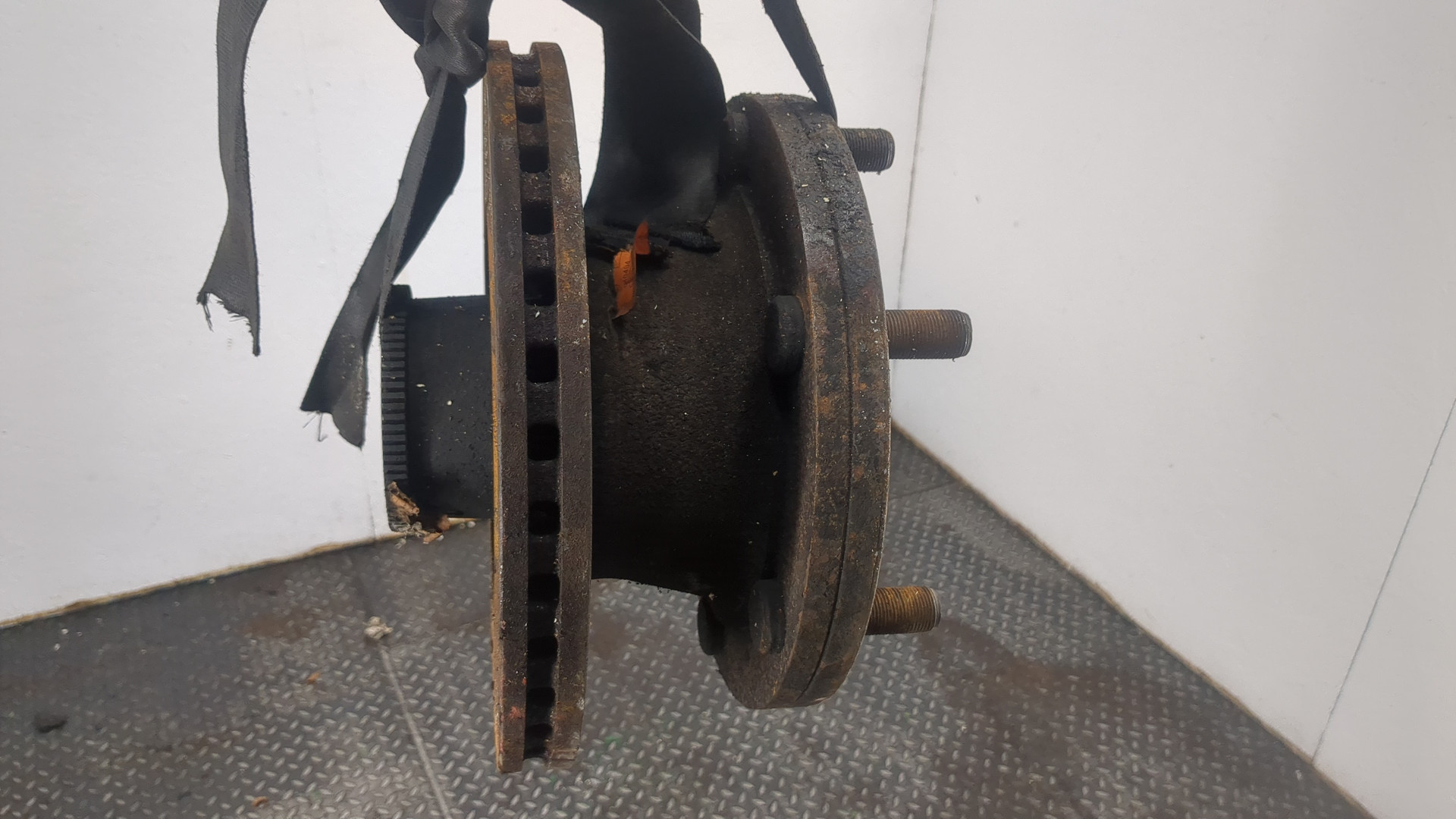 Кулак поворотный передний левый