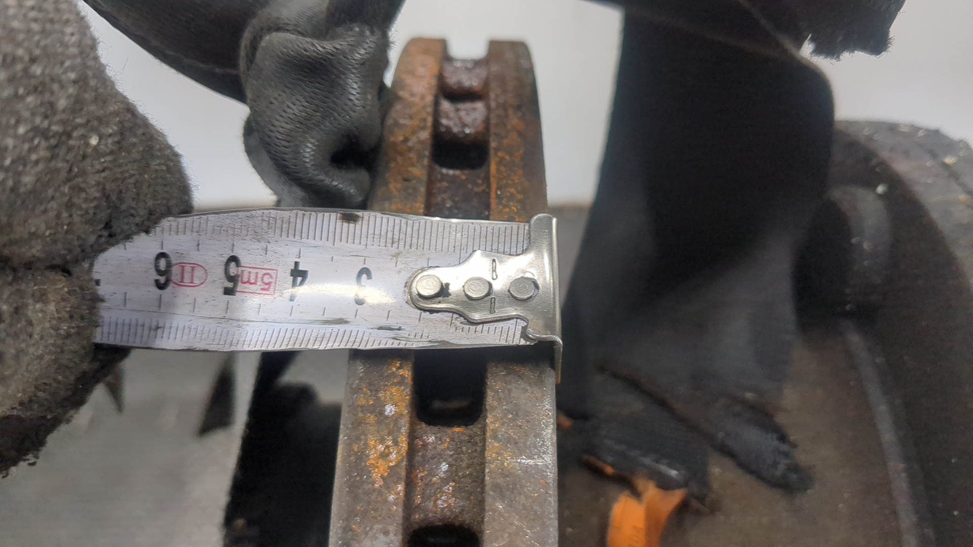 Кулак поворотный передний левый