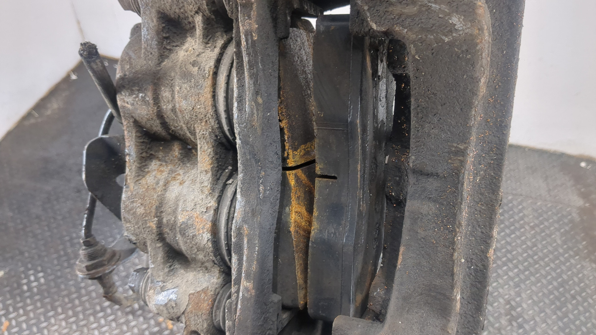 Суппорт передний левый