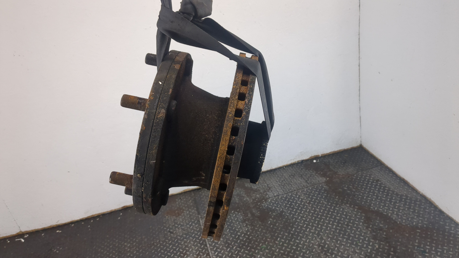 Кулак поворотный передний правый