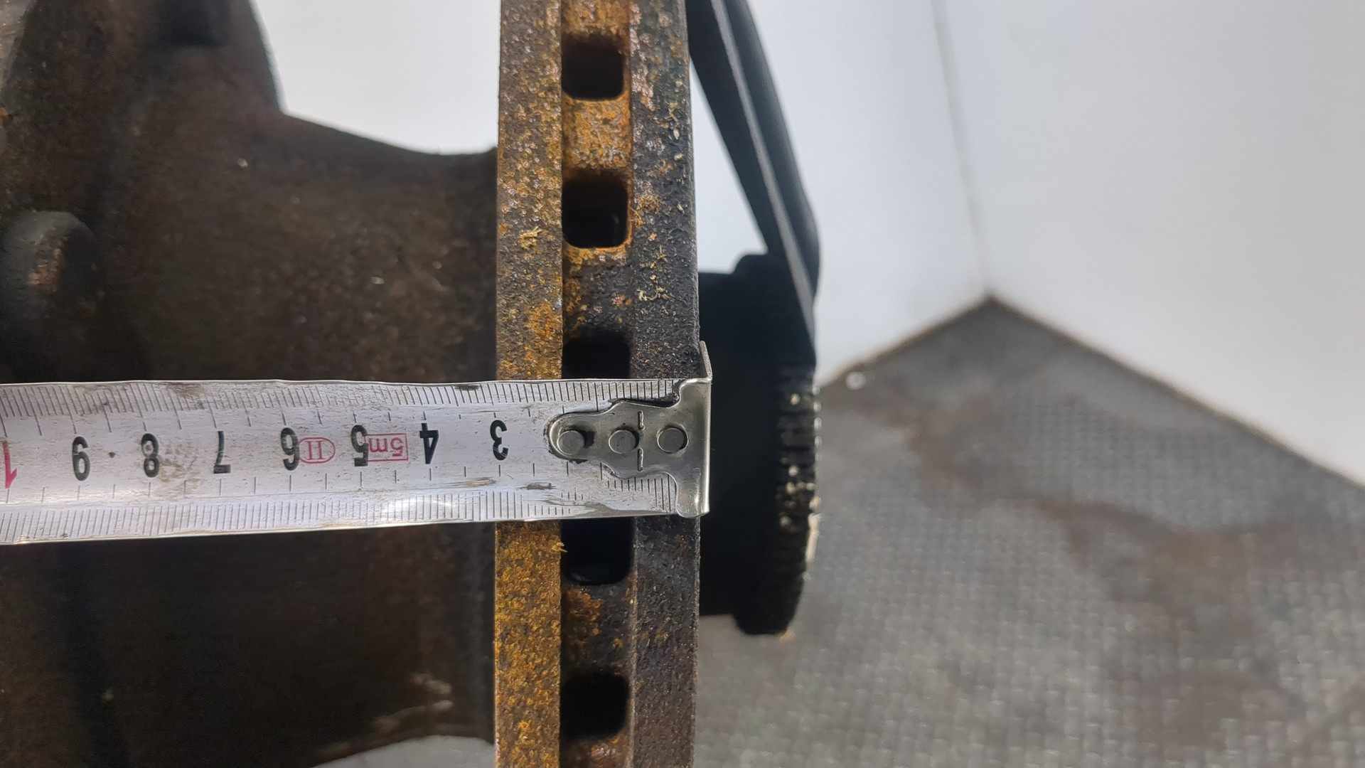 Кулак поворотный передний правый