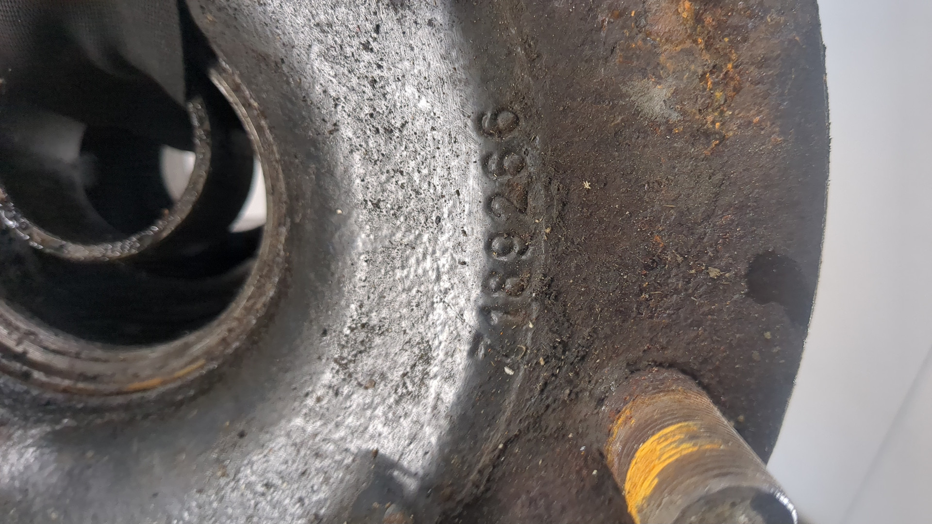 Кулак поворотный передний правый