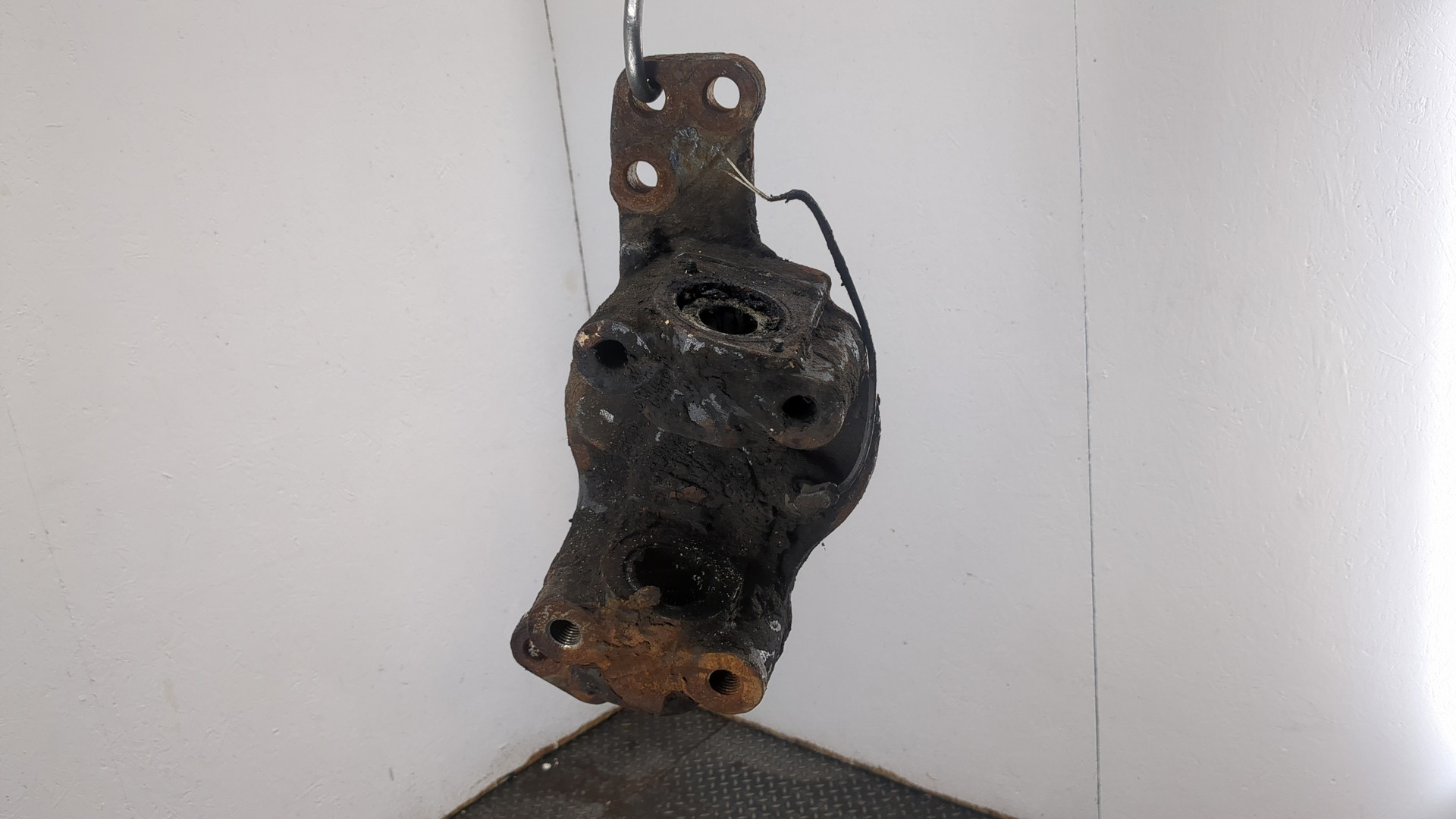 Кулак поворотный передний левый